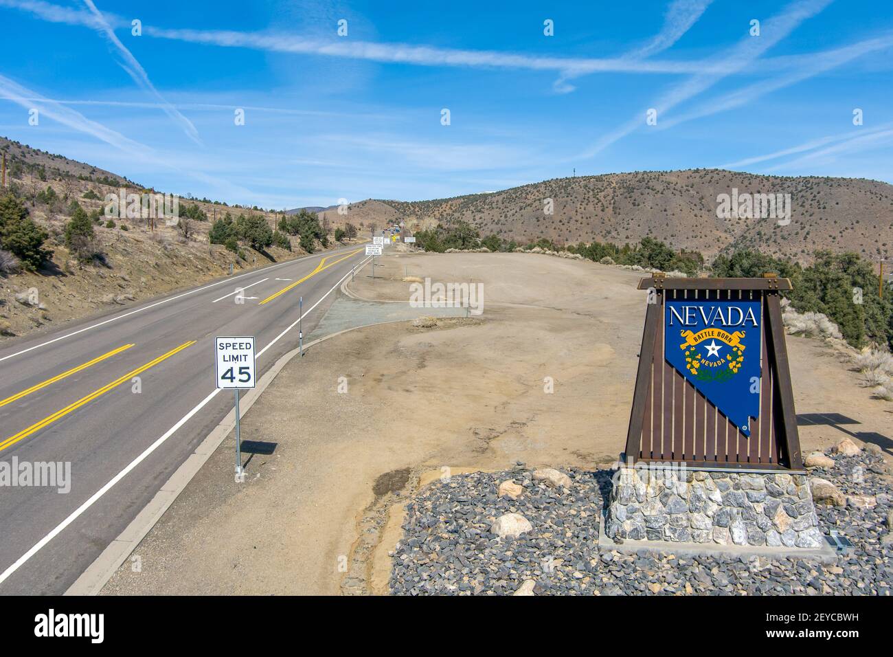 Vista aerea del cartello Nevada al confine tra la California e il Nevada sull'autostrada 395 guardando a nord. Foto Stock