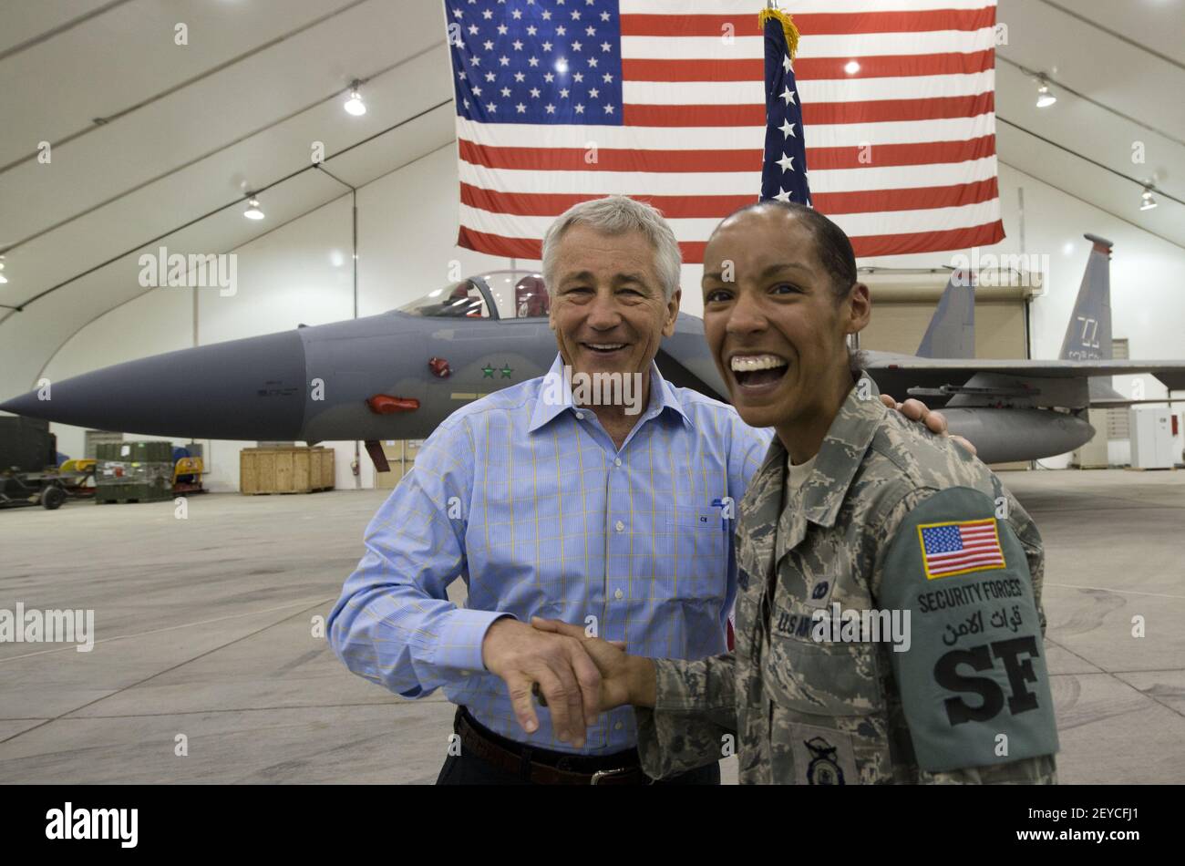 Il Segretario della Difesa Chuck Hagel ride con un Airman dell'Aeronautica militare degli Stati Uniti dopo aver visitato con le truppe in un luogo non divulgato nel Sud Est asiatico, il 25 aprile 2013. Hagel ha ringraziato le truppe per il loro servizio e ha risposto a varie domande, tra cui quelle sugli effetti del sequestro sulle forze aeree e sulle sanzioni contro l'Iran. (Foto di Erin A. Kirk-Cuomo/DoD/Sipa USA) Foto Stock