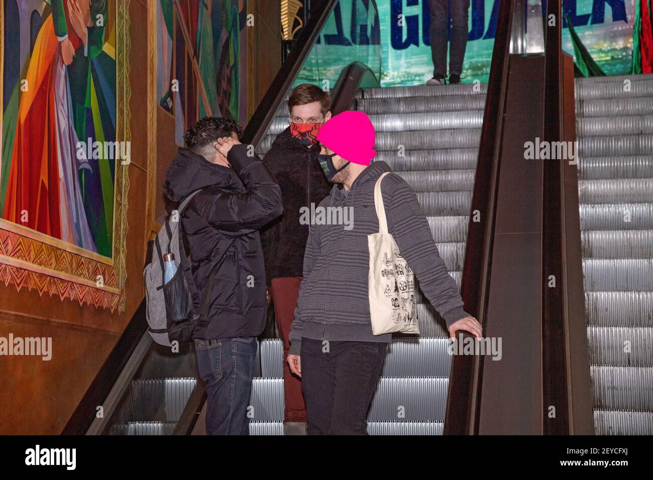 New York, Stati Uniti. 05 marzo 2021. I moviegoers prendono una scala mobile alla piazza Lincoln di AMC Loews. I teatri AMC hanno riaperto oggi le sue sedi nella zona di New York, con nuove precauzioni di sicurezza in atto, per la prima volta dalla chiusura in marzo a causa della pandemia del coronavirus (COVID-19). Credit: SOPA Images Limited/Alamy Live News Foto Stock