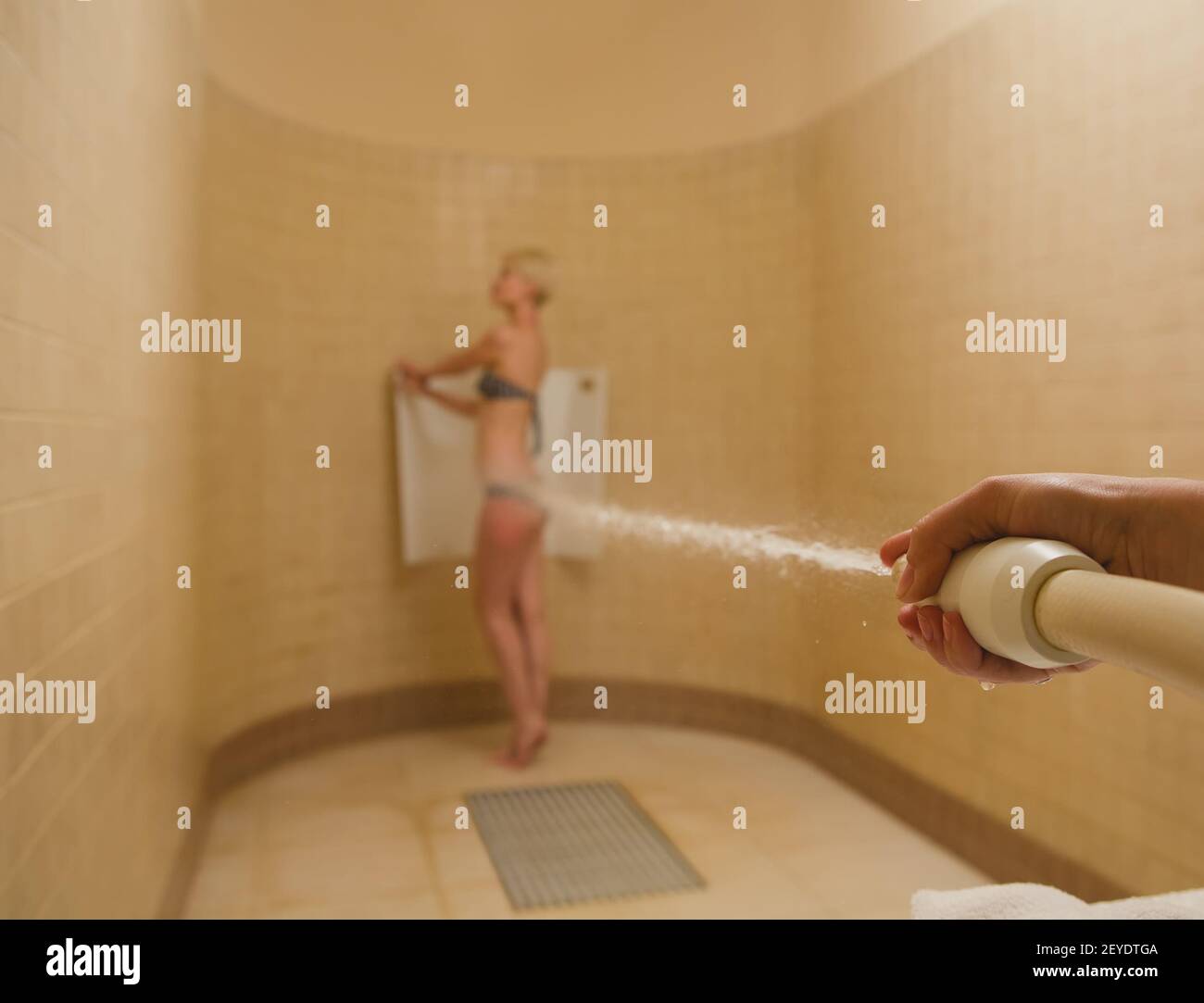Donna avente alta pressione con massaggio Sharko doccia Foto stock - Alamy