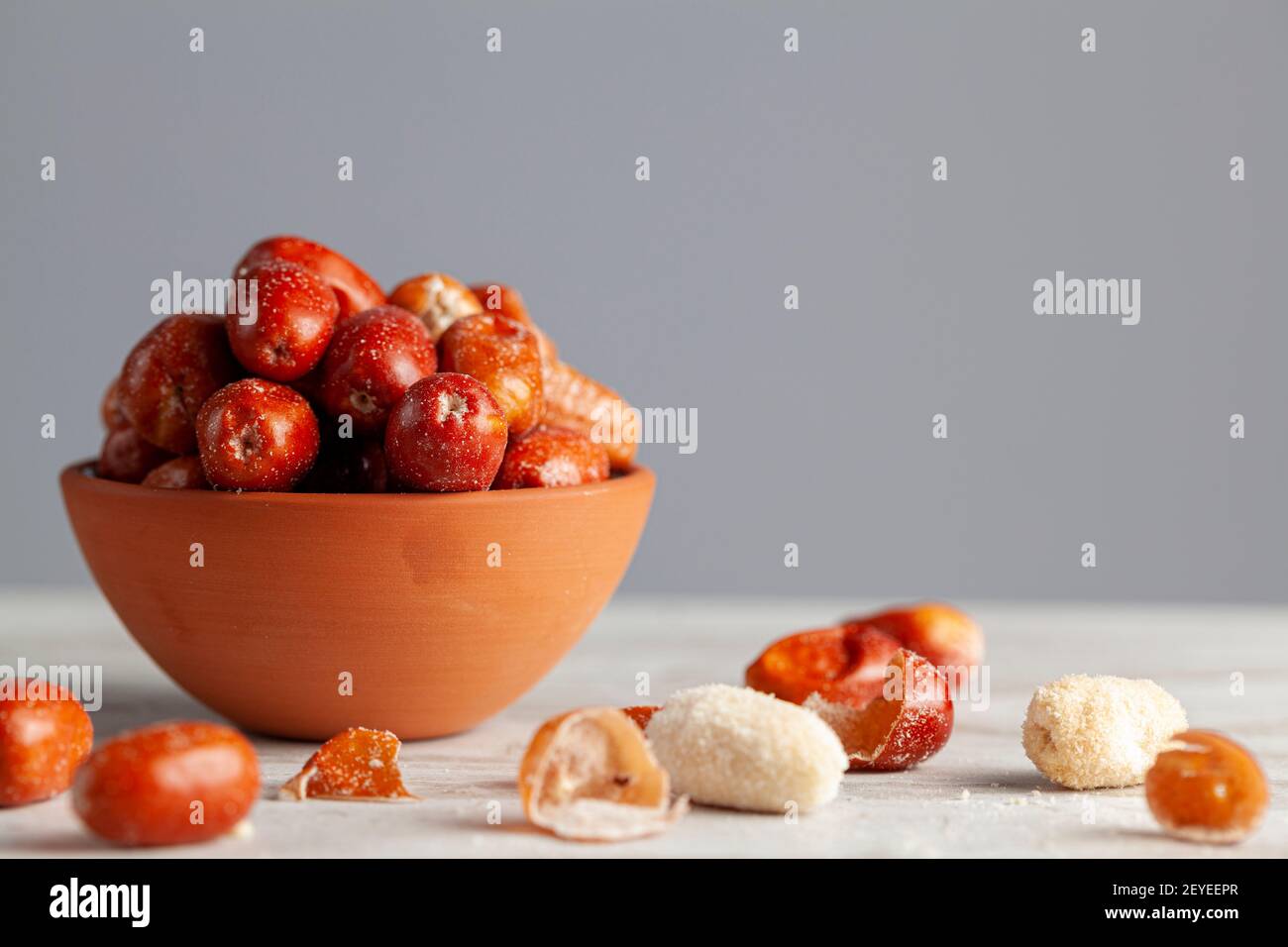 Frutti maturi di piante di eleagnus (mirtillo) coltivate. La frutta marrone di dimensione del dado ha una pelle sottile. Quando sbucciato via il flavory semidolce, te in polvere Foto Stock