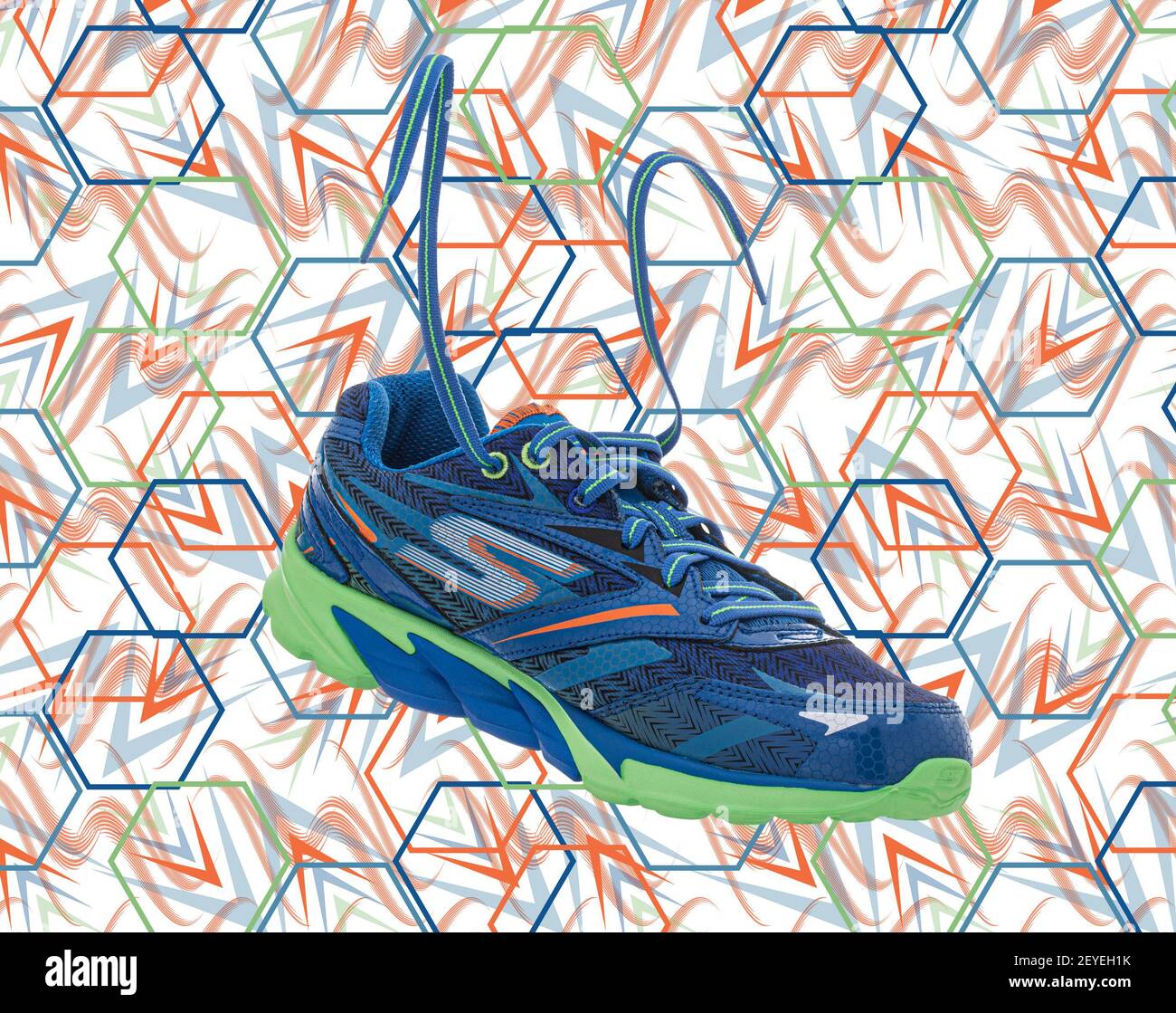 SWINDON, UK - 6 MARZO 2021: Allenatori skechers su sfondo contemporaneo Foto Stock