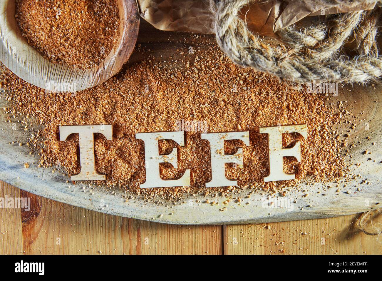 Teff, un'alternativa all'antico grano senza glutine con il nome scritto in lettere di legno. Teff è diventato una scelta popolare per un'alimentazione sana. Foto Stock