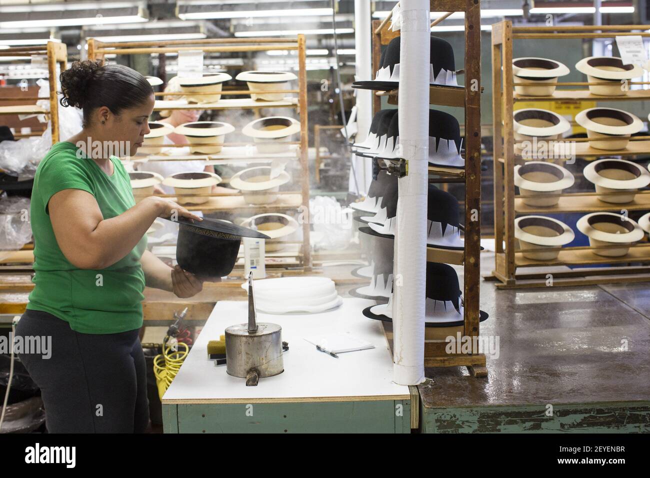 Produzione di cappelli presso la fabbrica Bollman Hat Company il 28 giugno  2013 ad Adamstown, Pennsylvania. Fondata nel 1868, itâ€™s la più vecchia  azienda di produzione di cappelli in continuo esercizio negli