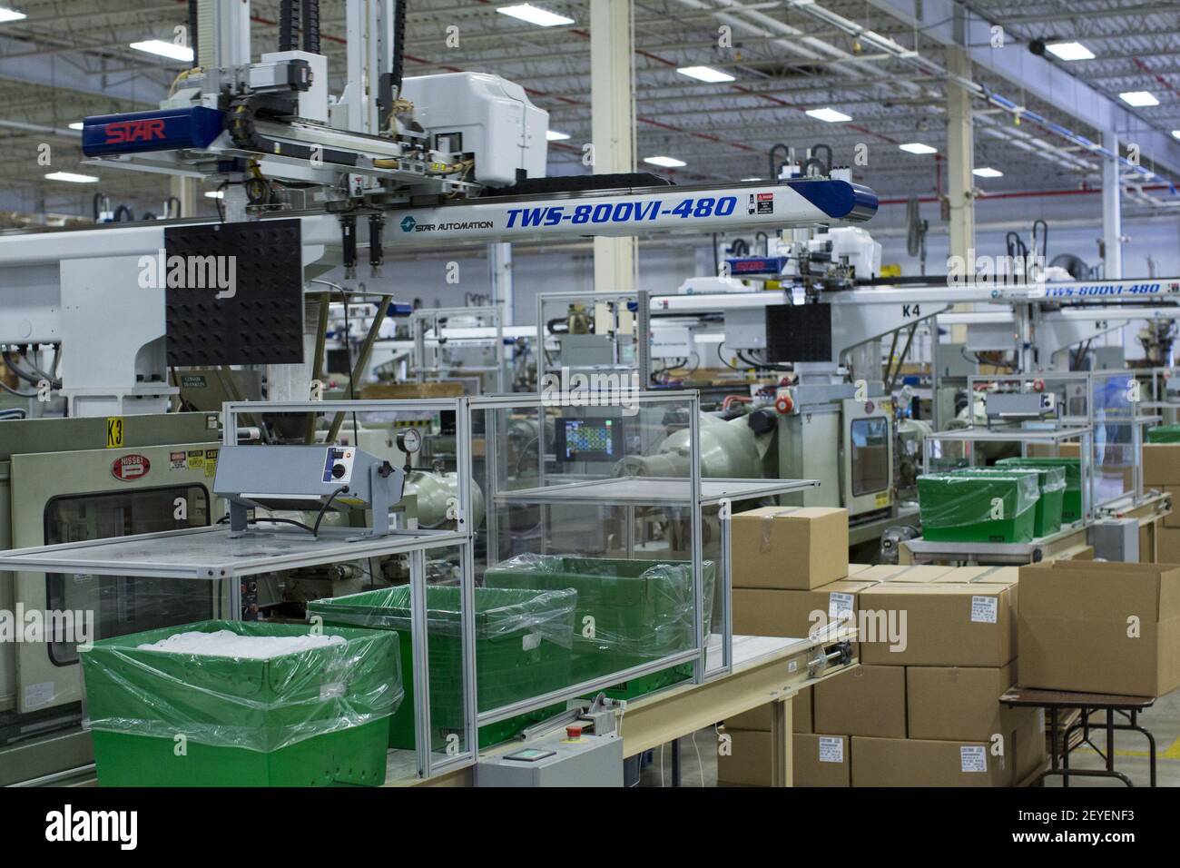 L'area di produzione dello stabilimento di stampaggio plastica del Gruppo  Rodon il 9 maggio 2013 a Hatfield, Pennsylvania. Rodon è una consociata  dell'azienda di giocattoli K'nex e produce tutte le parti per