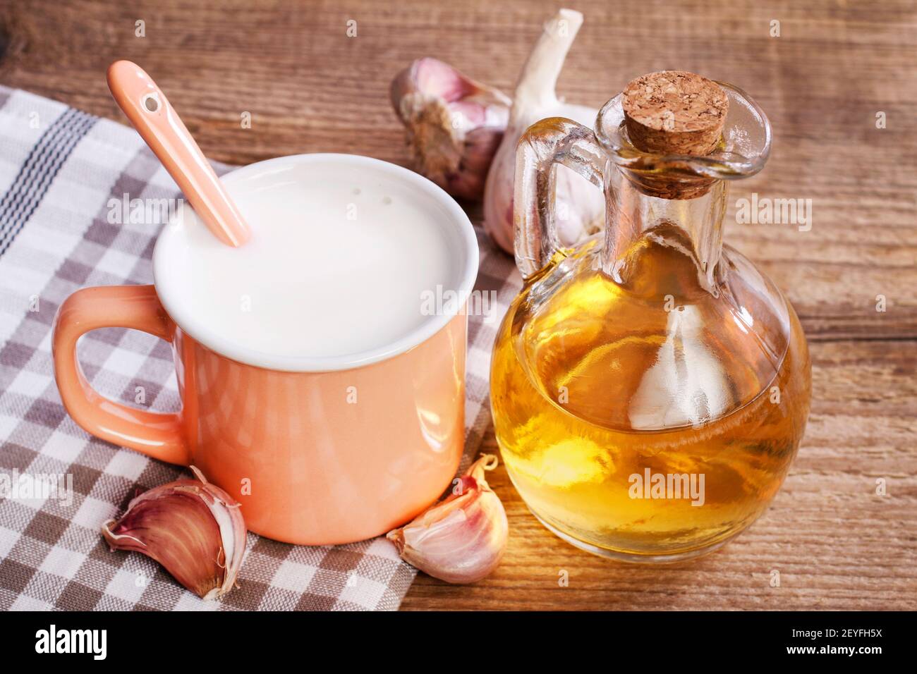 Rimedio naturale per l'influenza: Latte caldo con miele e aglio. Cibo sano  Foto stock - Alamy