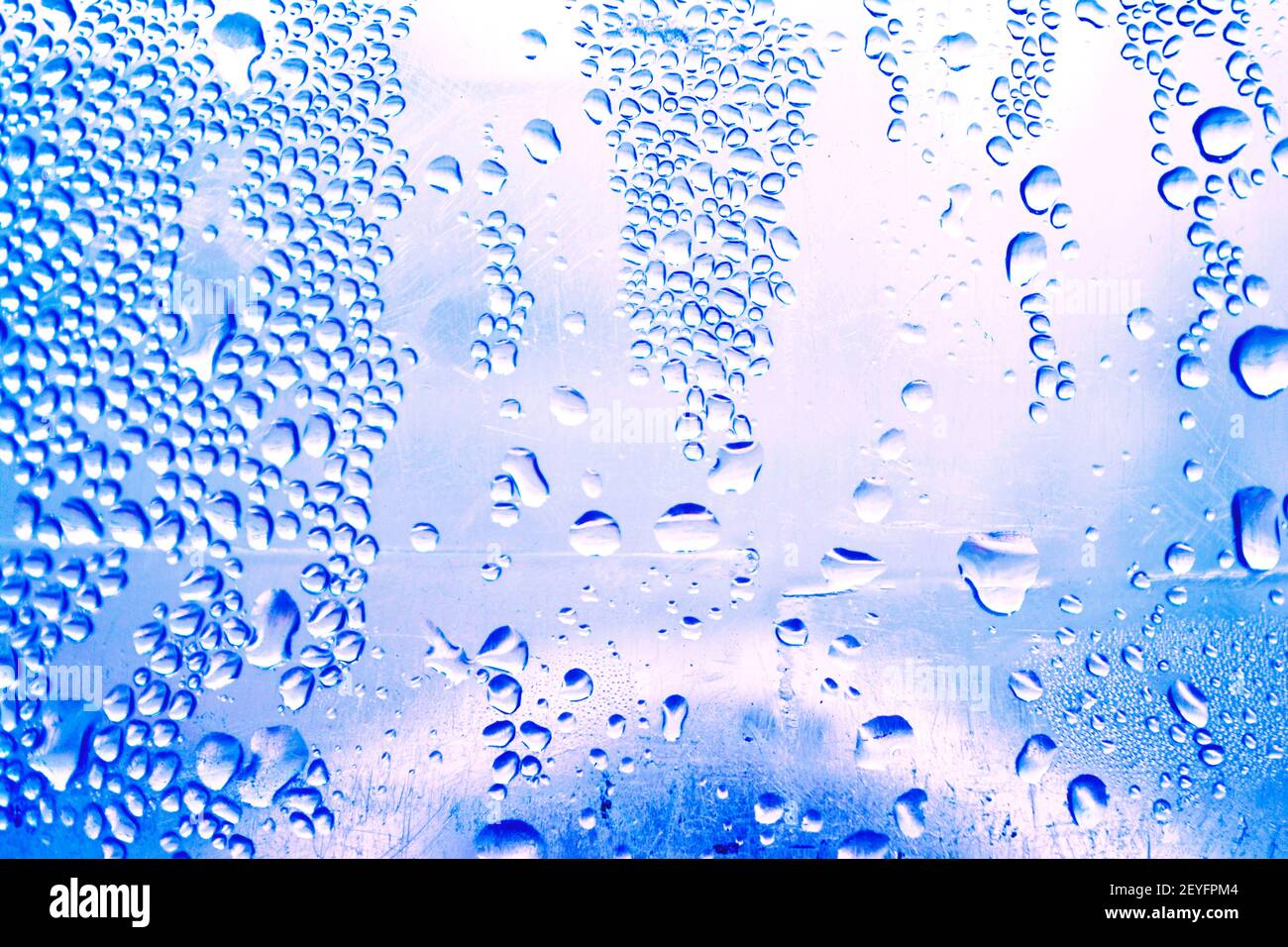 Gocce d'acqua sul vetro del finestrino Foto Stock