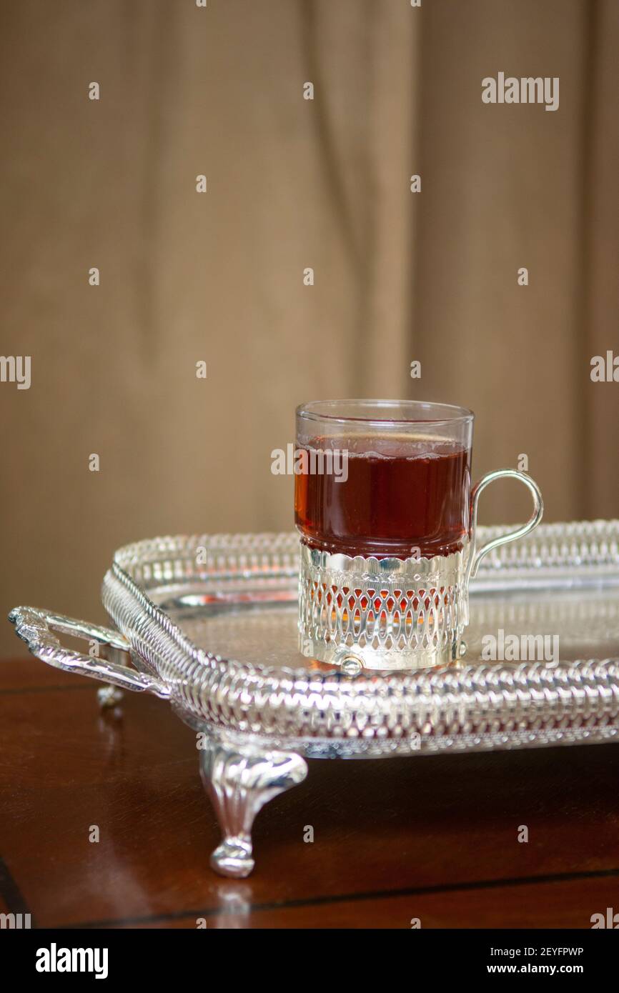 Tazza di tè su vassoio argento Foto Stock