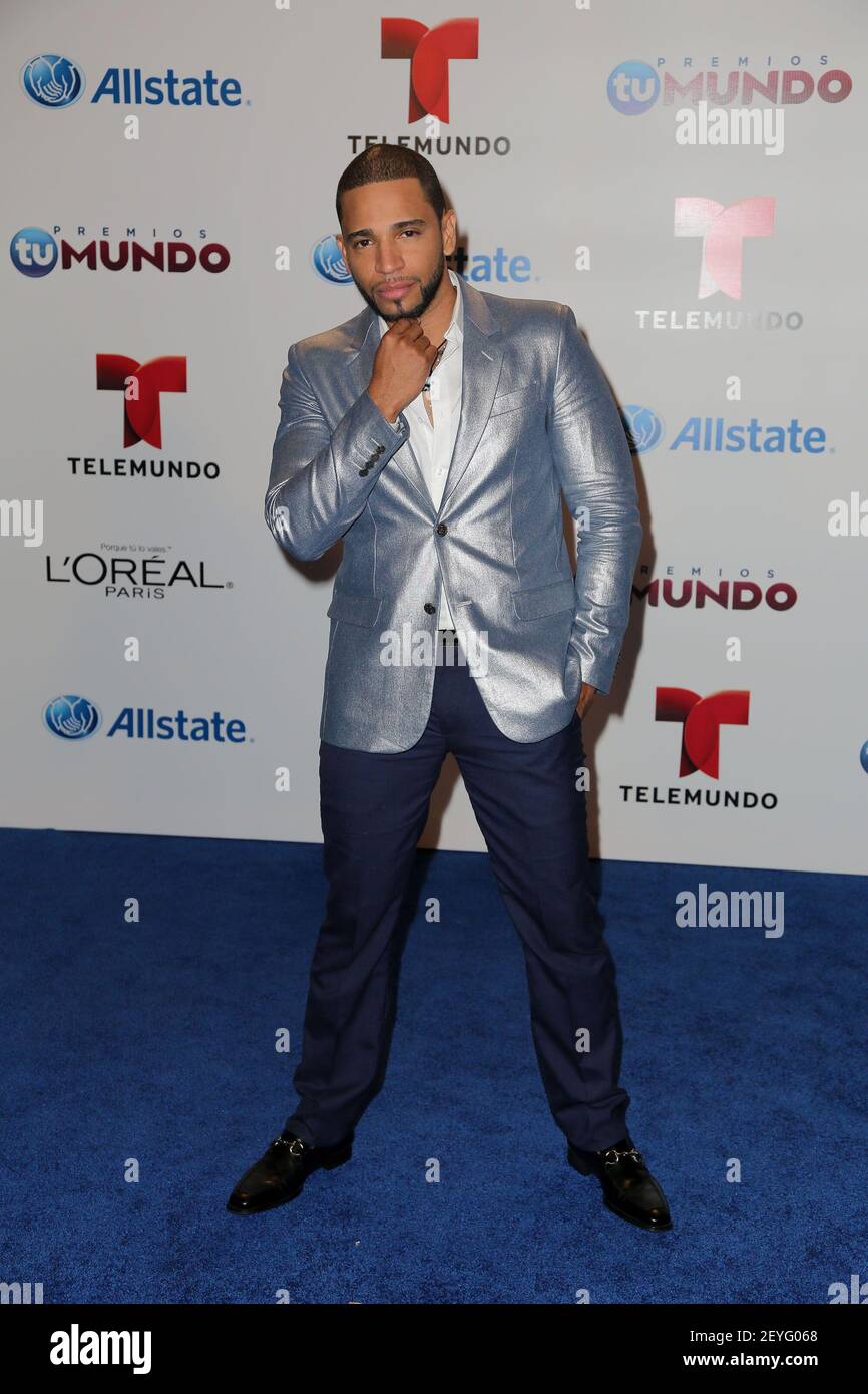 Henry Santos ha fatto da sfondo ai Premi Tu Mundo di Telemundo all'American Airlines Arena il 15 agosto 2013 a Miami, Florida. (Foto di Alberto E. Tamargo/Sipa USA) Foto Stock