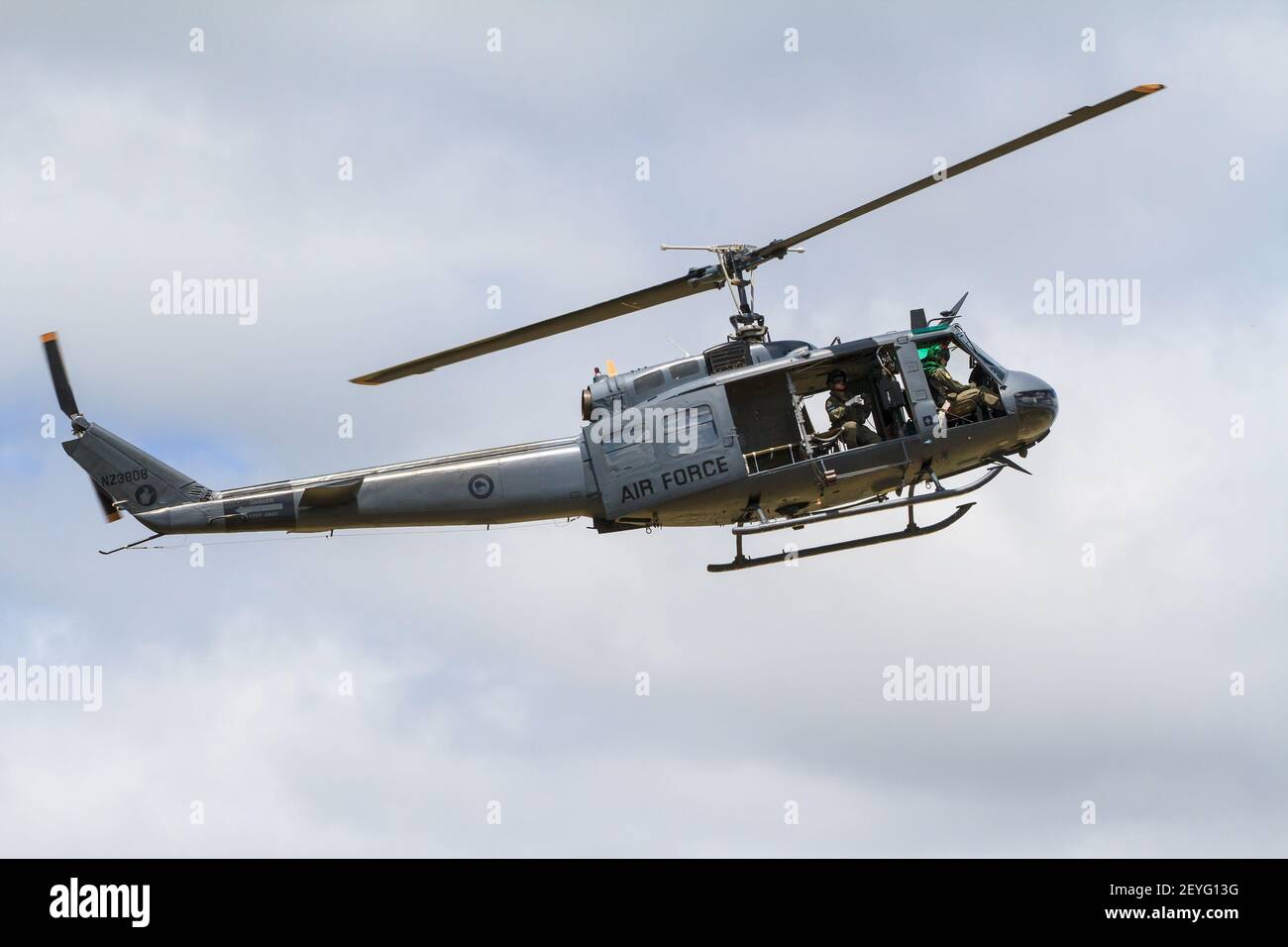 Un elicottero della Nuova Zelanda Air Force Bell UH-1 Iroquois ('Huey') in volo Foto Stock