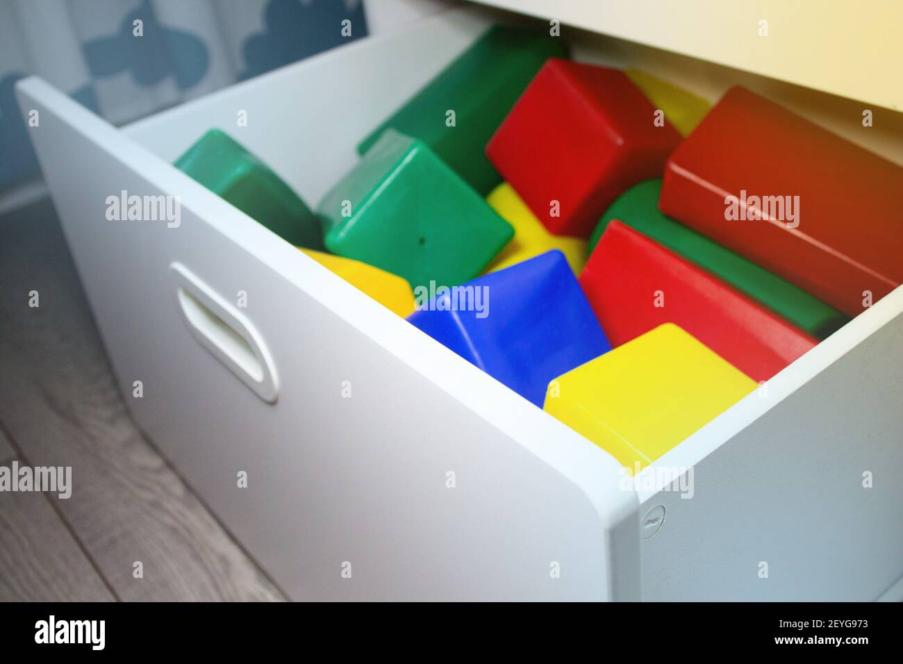 Cubi multicolore in un cassetto di un armadio in una stanza per