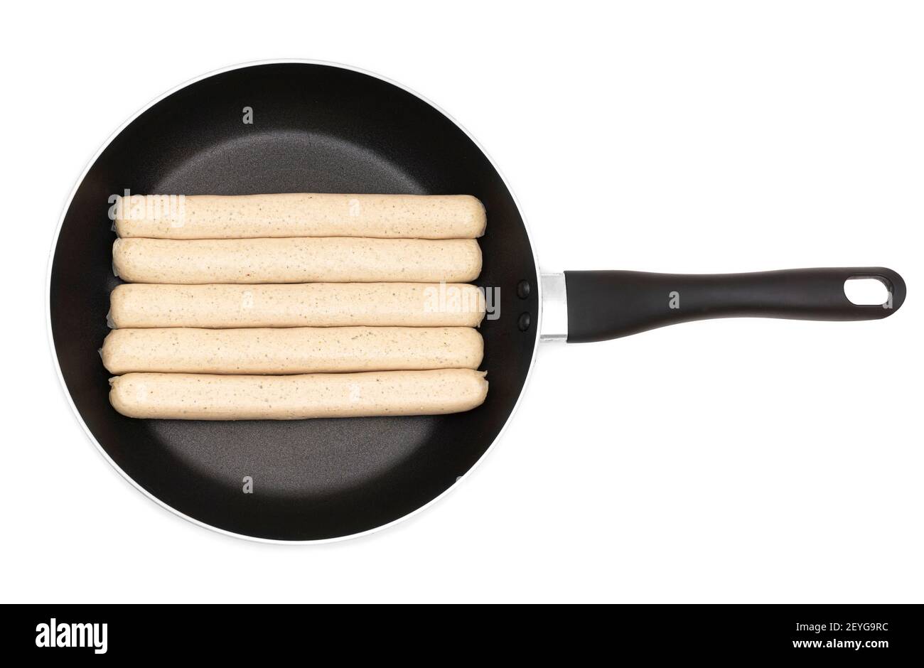 Primo piano delle tradizionali salsicce di maiale tedesche su una padella isolata su sfondo bianco. Foto Stock