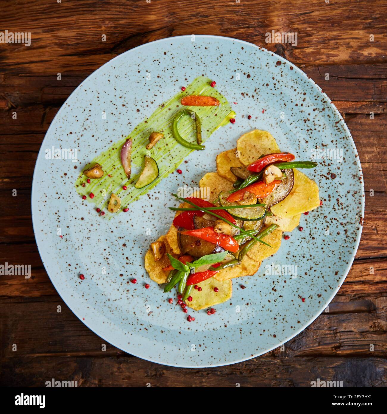 Patate fritte con peperoni, melanzane e asparagi. Foto Stock