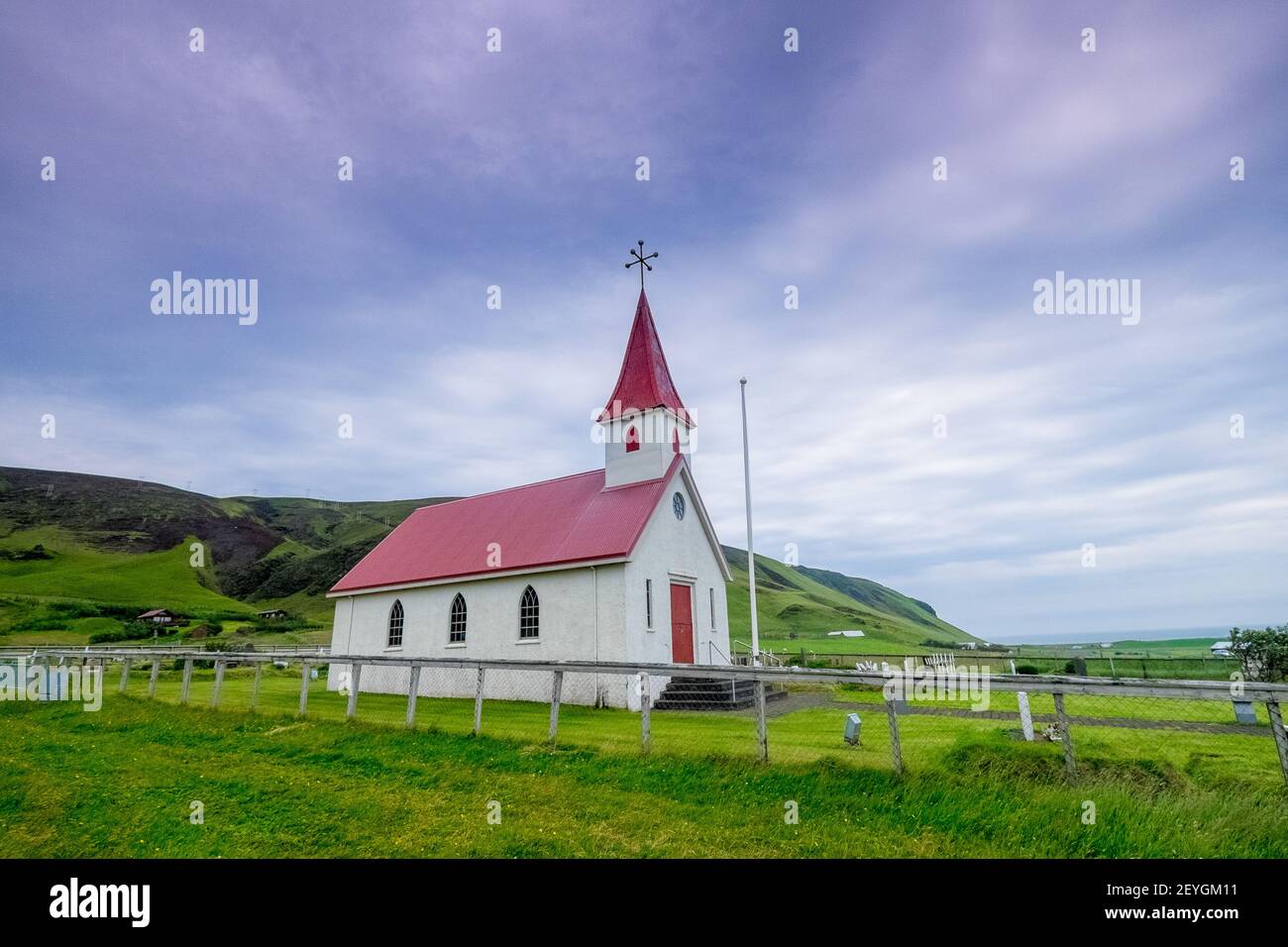 Una bella vista della famosa chiesa di Reyniskyrka sotto un Cielo nuvoloso mozzafiato in Islanda Foto Stock