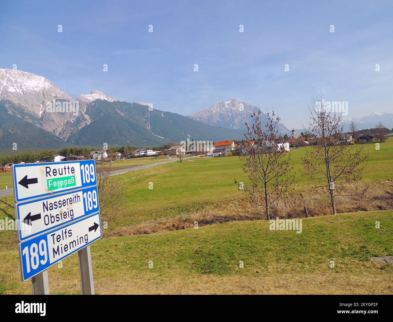 2014 vista sulla strada del Passo Fern, in poi Tirolo austriaco con segnale stradale - a metà strada tra Nassereith, la città mercato di Reutte , Fernpass (Passo Fern (altitudine 1212 m) è un passo montano situato tra le Alpi Lechtal a ovest e i Monti Mieming a est) , Telfs, Mieming. Foto Stock