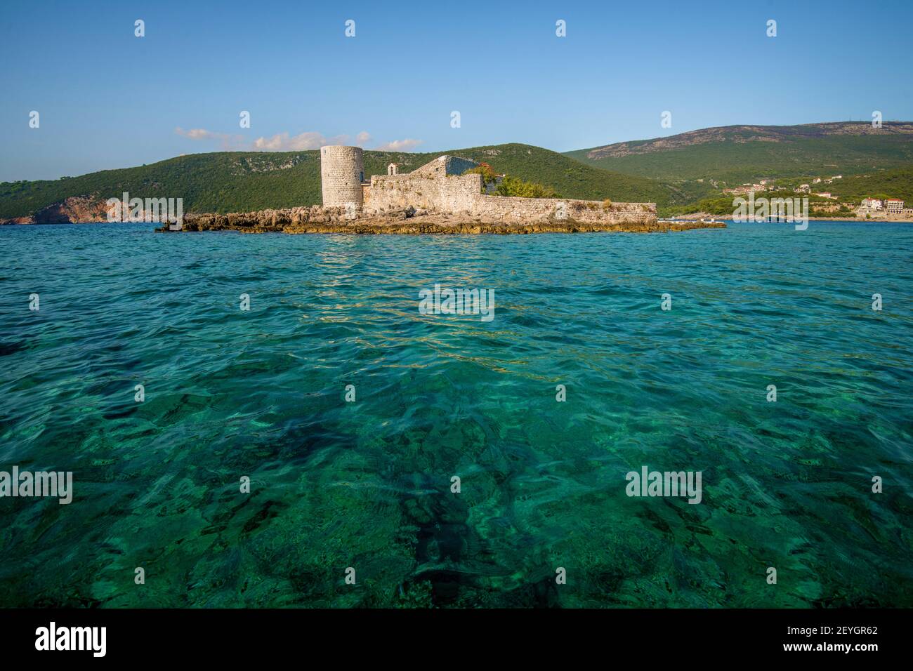Il Monastero e la chiesa dell'Assunzione sull'isola di Mala Gospa sulla baia di Boka Kotor, Montenegro Foto Stock