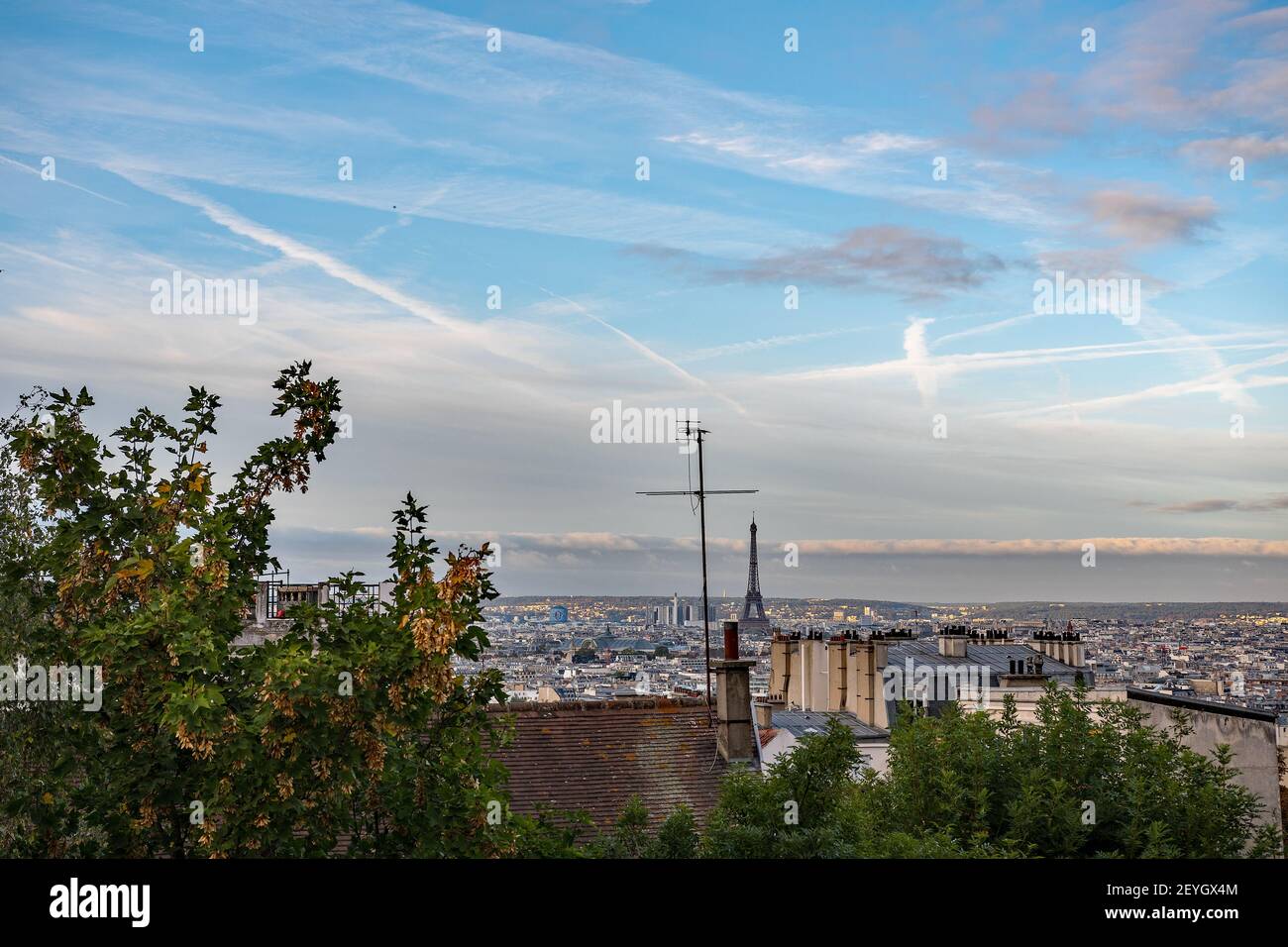 La Torre Eiffel è vista dalla strada di Parigi Foto Stock