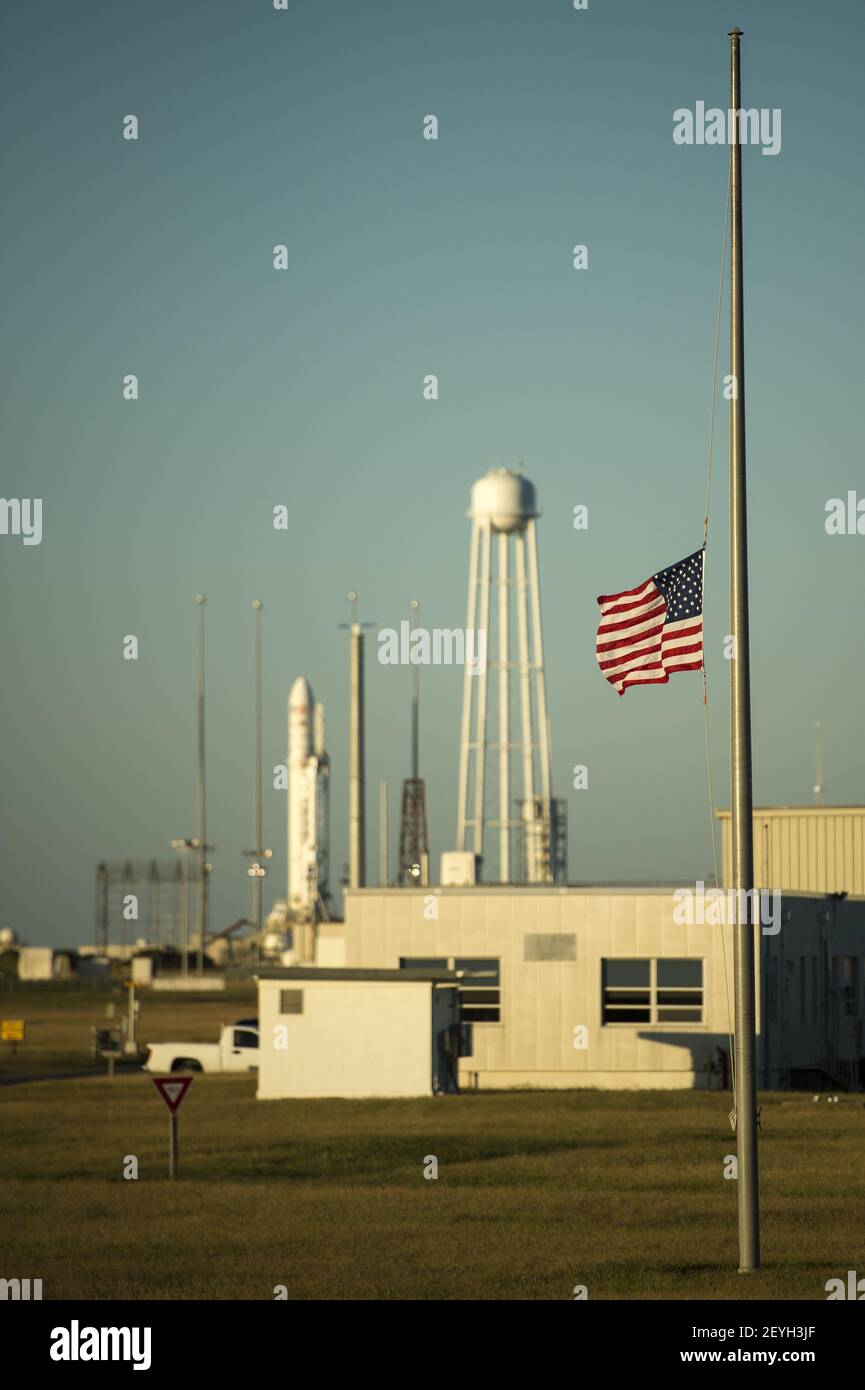 Una bandiera degli Stati Uniti è volata a metà del personale appena fuori del Mid-Atlantic Regional Spaceport (MARS) Pad-0A con il razzo Orbital Sciences Corporation Antares, martedì 17 settembre 2013, NASA Wallops Flight Facility, Virginia. Il presidente Obama ha diretto lunedì che le bandiere sono abbassate a metà del personale per rendere omaggio alle vittime di 'gli atti insensati di violenza' perpetrati al Washington Navy Yard. Il partner commerciale della NASA, Orbital Sciences Corporation, mira a un 18 lancio del veicolo spaziale Cygnus cargo, missione di rifornimento del carico dimostrativo, da parte della NASA, alla Stazione spaziale Internazionale. Foto Stock