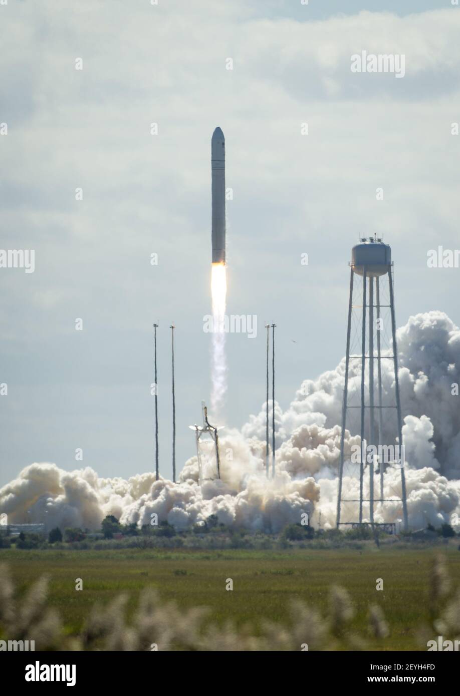Antares Rocket con Cygnus Spacecraft lancia dal Wallops Flight Facility 18 settembre 2013 -- Il razzo Antares di Orbital Sciences Corporation, con la navicella spaziale Cygnus cargo a bordo, è visto come si lancia da Pad-0A del Mid-Atlantic Regional Spaceport (MARTE), NASA Wallops Flight Facility, Va., alle 10:58 a.m. EDT il mercoledì, 18 settembre 2013. Cygnus è sulla sua strada per il appuntamento con la Stazione spaziale Internazionale. Il veicolo spaziale consegnerà circa 1,300 libbre (589 chilogrammi) di carico, compresi cibo e abbigliamento, all'equipaggio della spedizione 37. Image Credit: Bill Ingalls/NASA/Sipa USA Foto Stock