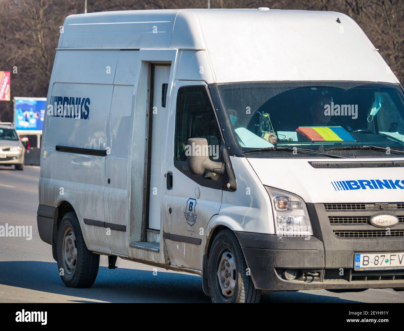 Bucarest, Romania - 02.22.2021: Furgone nel traffico con il logo della Brink's Company. Blink's Company è un'azienda americana di protezione e sicurezza privata Foto Stock