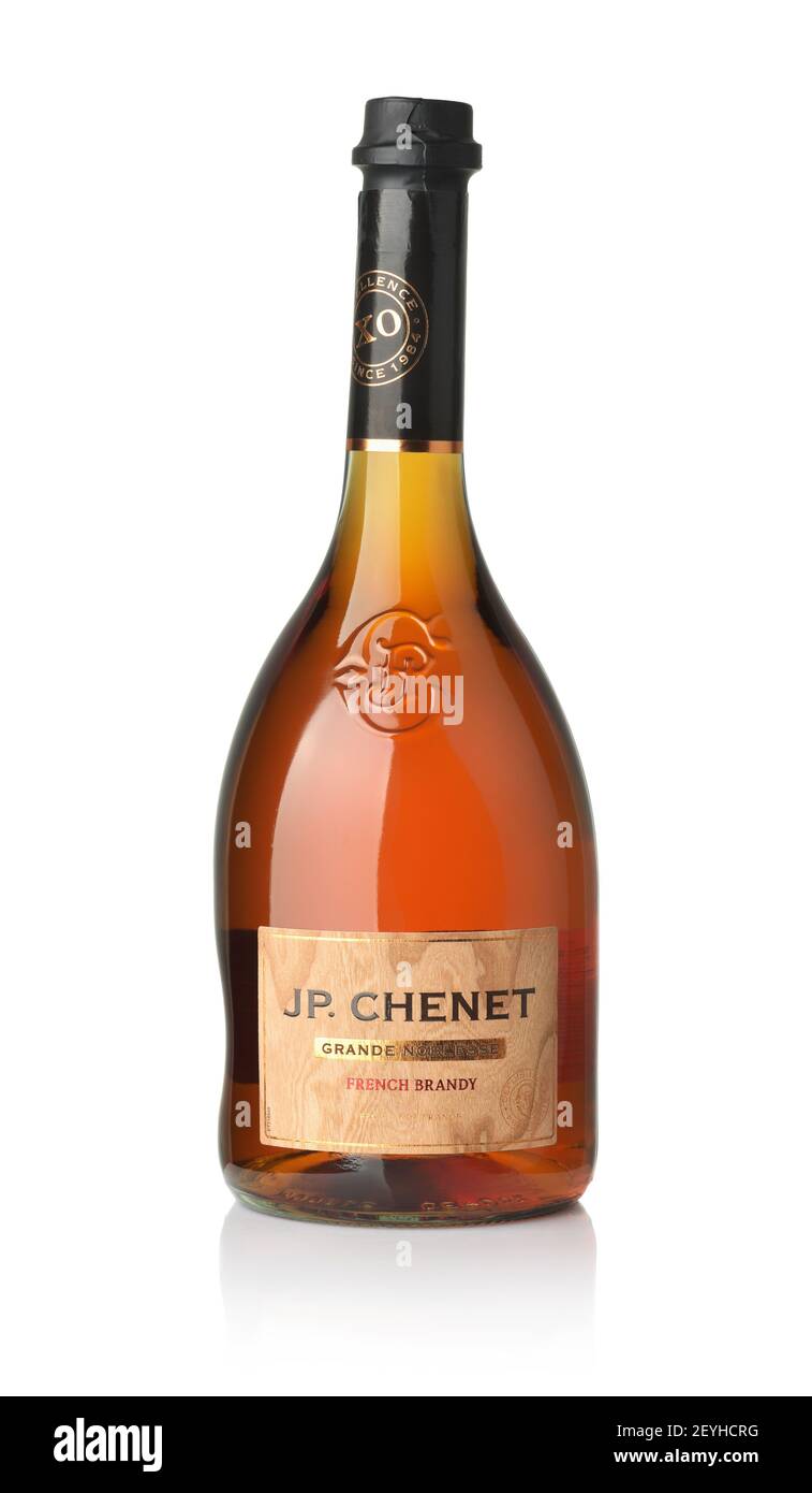 Samara, Russia - Gennaio 2021. Prodotto di JP Chenet Grande Noblesse bottiglia di brandy francese isolata su bianco Foto Stock