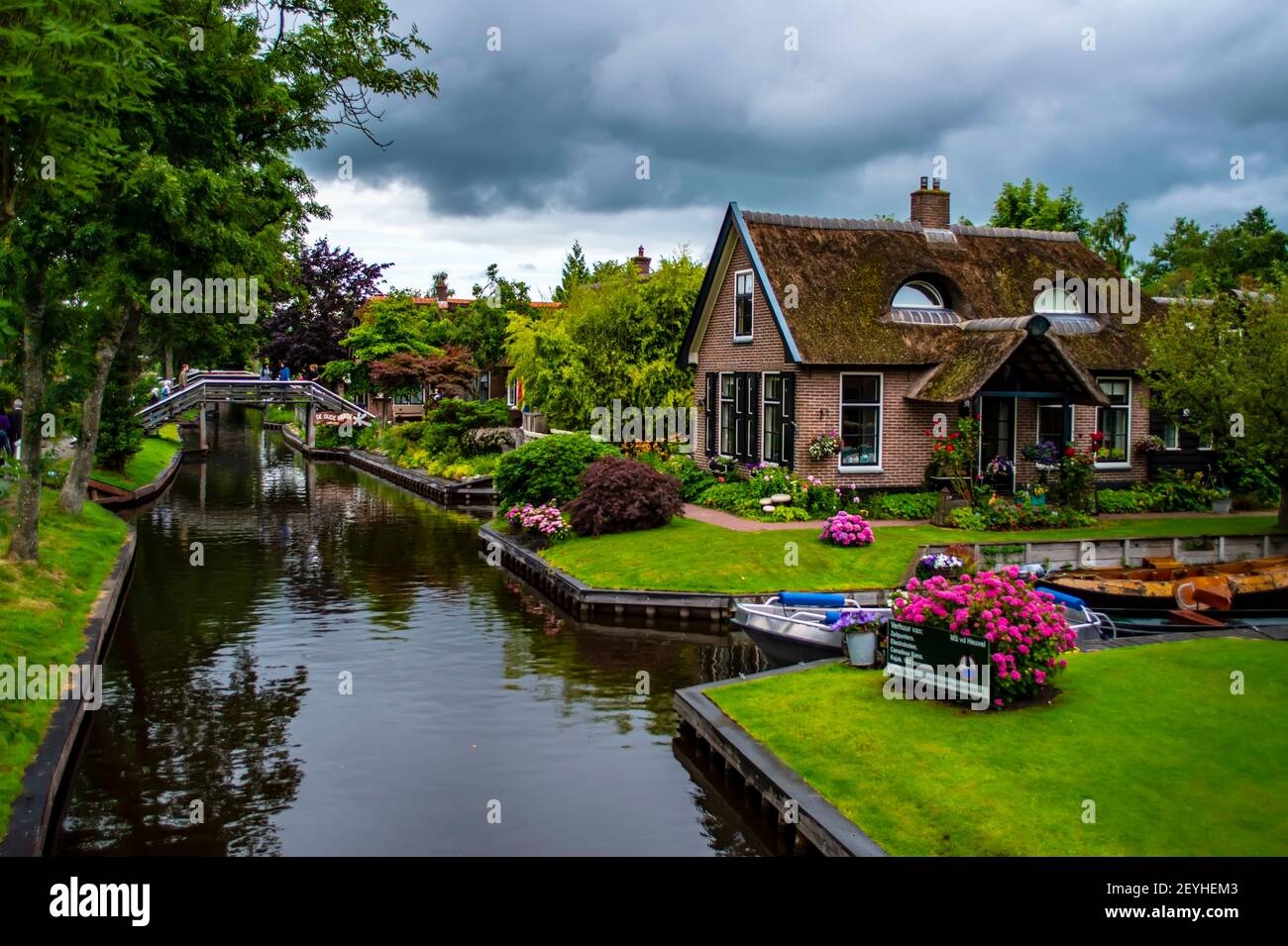 Giethoorn, Paesi Bassi - 6 luglio 2019: Graziosa casa rurale olandese, conosciuta come 'Dog House' per somiglianza con un cane, nel famoso villaggio di Giethoorn Foto Stock