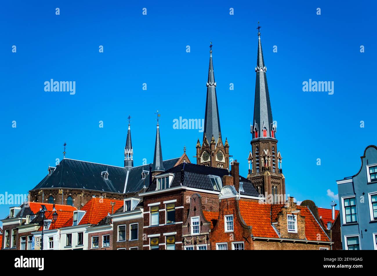 Delft, Paesi Bassi - 11 luglio 2019: Tetti colorati delle case in mattoni nella città di Delft, Paesi Bassi Foto Stock