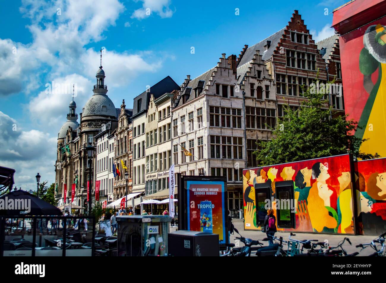 Anversa, Belgio - 12 luglio 2019: Vecchi edifici nel centro di Anversa (Anversa) in Belgio Foto Stock
