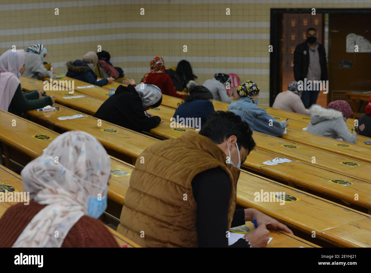 Cairo, Egitto, 4 marzo 2021, Inside guarda gli esami in Egitto in mezzo alla pandemia di Covid-19, gli studenti si tengono esami in classe. Foto Stock