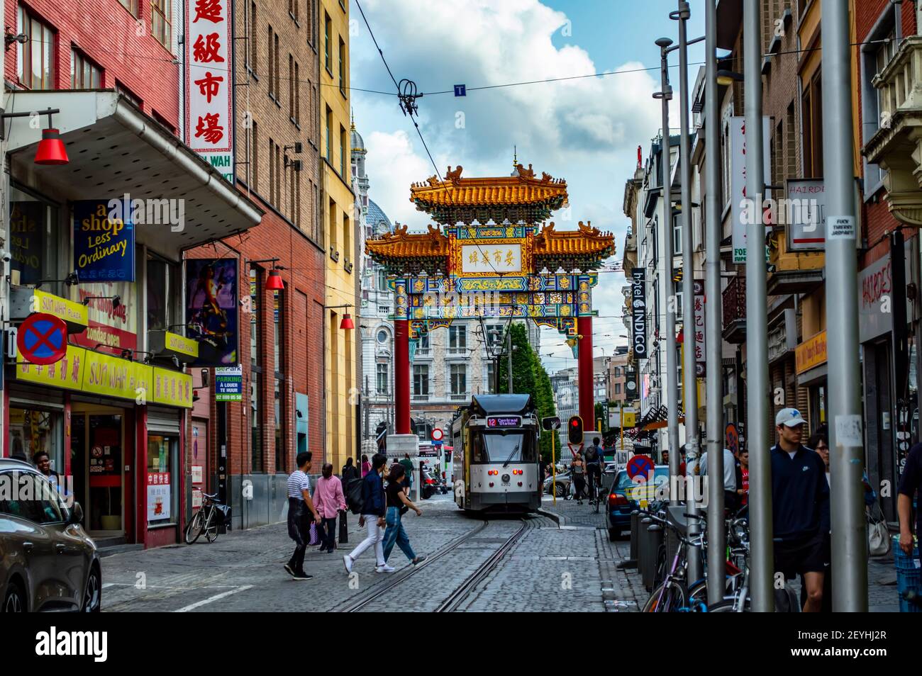 Anversa, Belgio - 12 luglio 2019: Persone che camminano a Chinatown di Anversa, Belgio Foto Stock