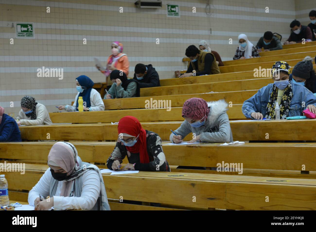 Cairo, Egitto, 4 marzo 2021, Inside guarda gli esami in Egitto in mezzo alla pandemia di Covid-19, gli studenti si tengono esami in classe. Foto Stock