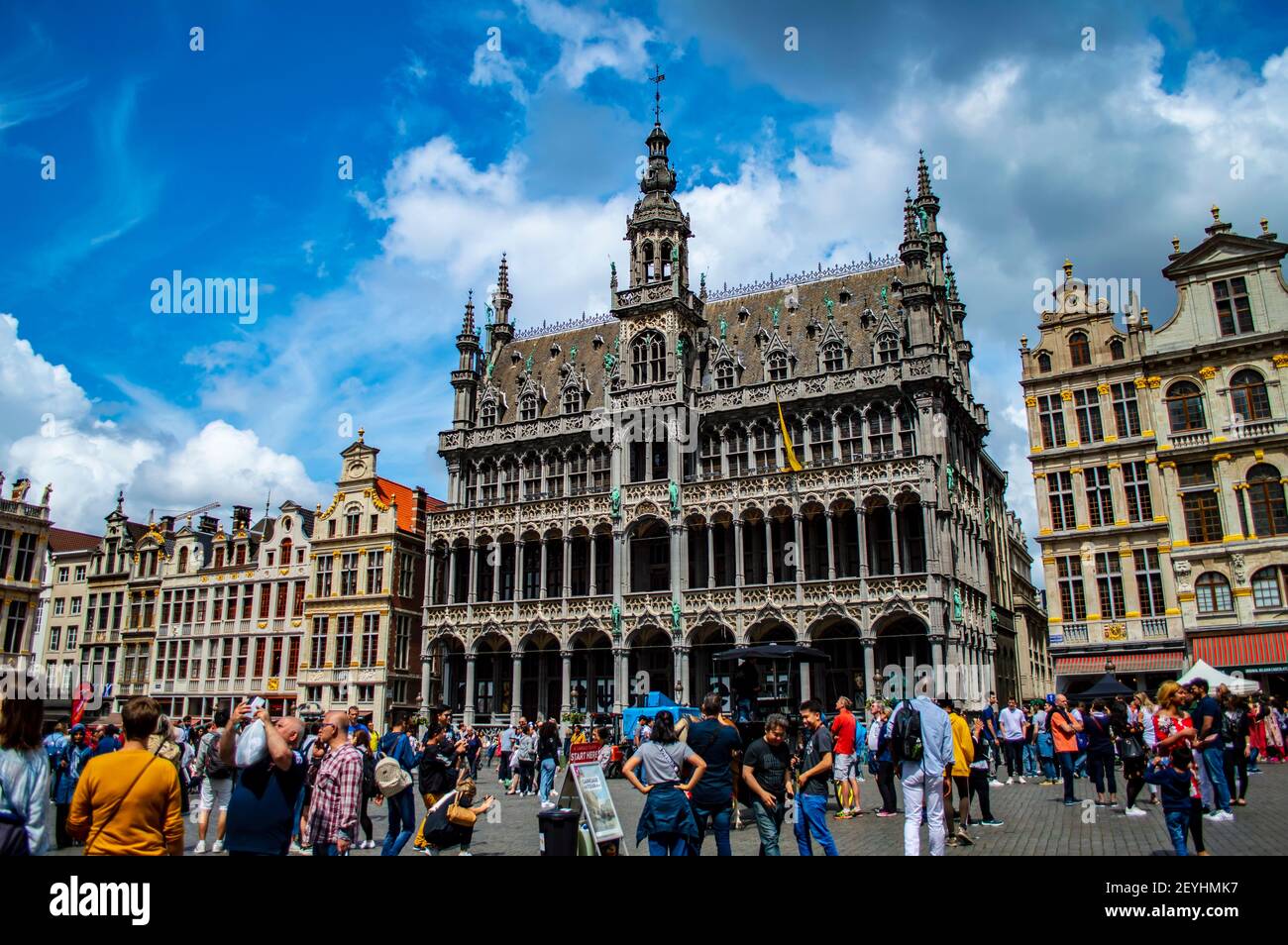 Bruxelles, Belgio - 13 luglio 2019: Folla di persone sulla Grand Place, la piazza centrale di Bruxelles, Belgio Foto Stock