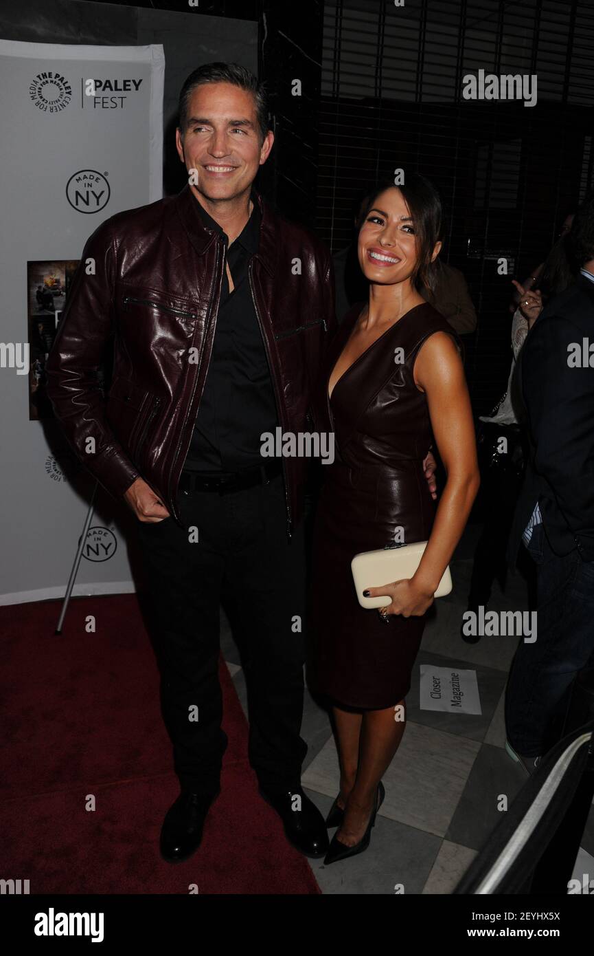 L-R: Sarah Shahi, Jim Caviezel partecipa al Paleyfest made in New York, persona di interesse Q&A, ospitato da TV Guide Magazine, tenuto al Paley Center for Media a New York City, giovedì 3 ottobre 2013.(Foto di Jennifer Greylock/Sipa USA) Foto Stock