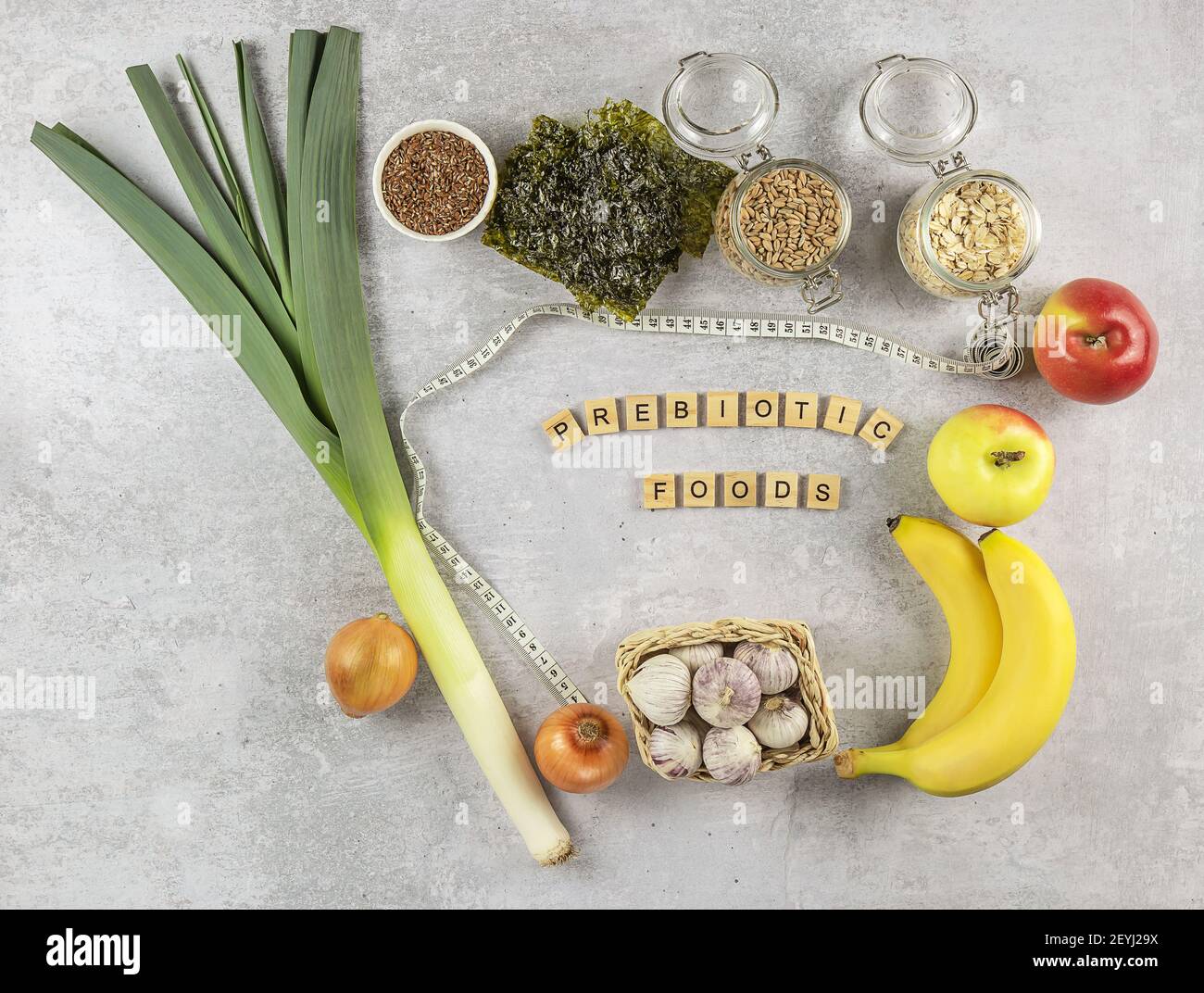 Alimenti prebiotici per la salute dell'intestino, dieta del keto, senza zucchero, senza latticini, cibo vegano sano a base di piante. Foto Stock