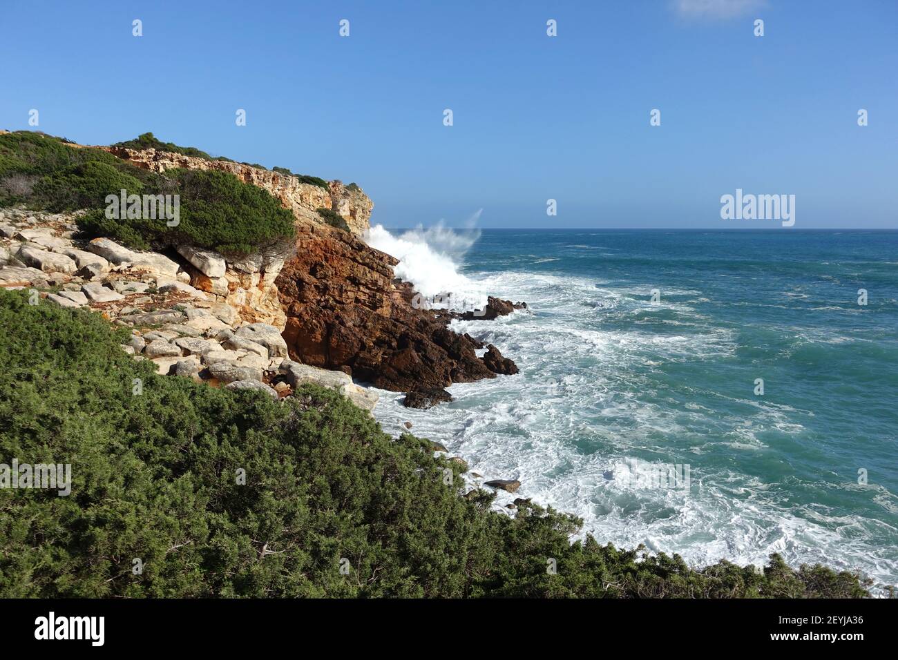 Onde che colpiscono la base delle scogliere nell'algarve occidentale, Portogallo Foto Stock