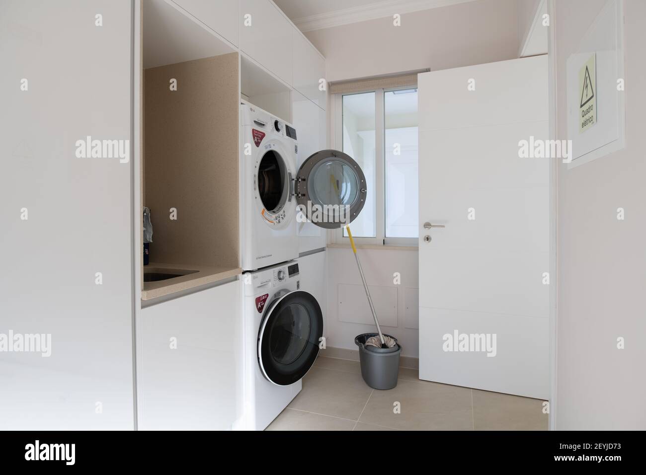 Lagos, Portogallo; Ottobre 2020: Locale di servizio domestico con lavatrice e asciugatrice LG Foto Stock