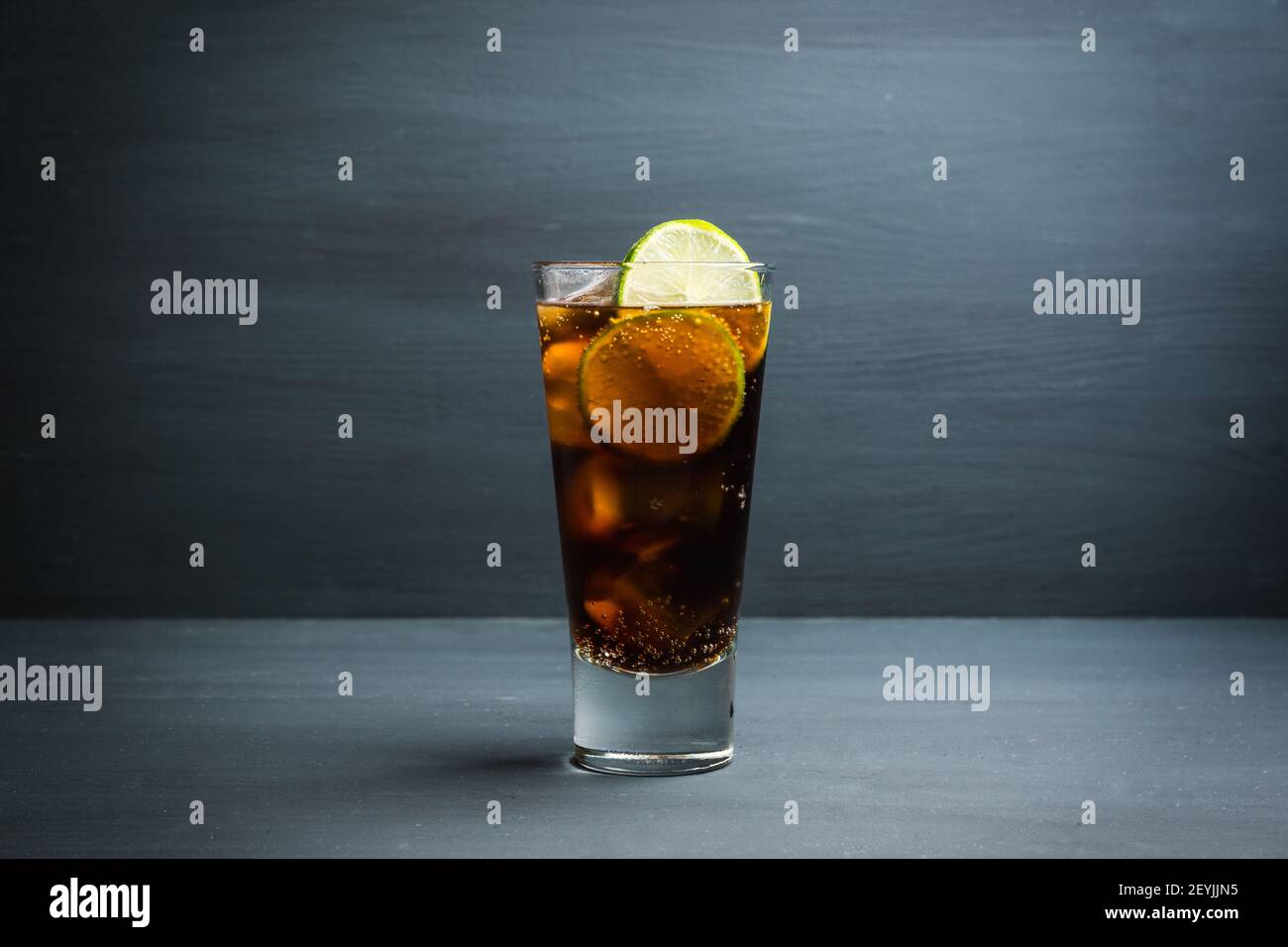 Cuba libre cocktail su sfondo rustico. Messa a fuoco selettiva. Foto Stock