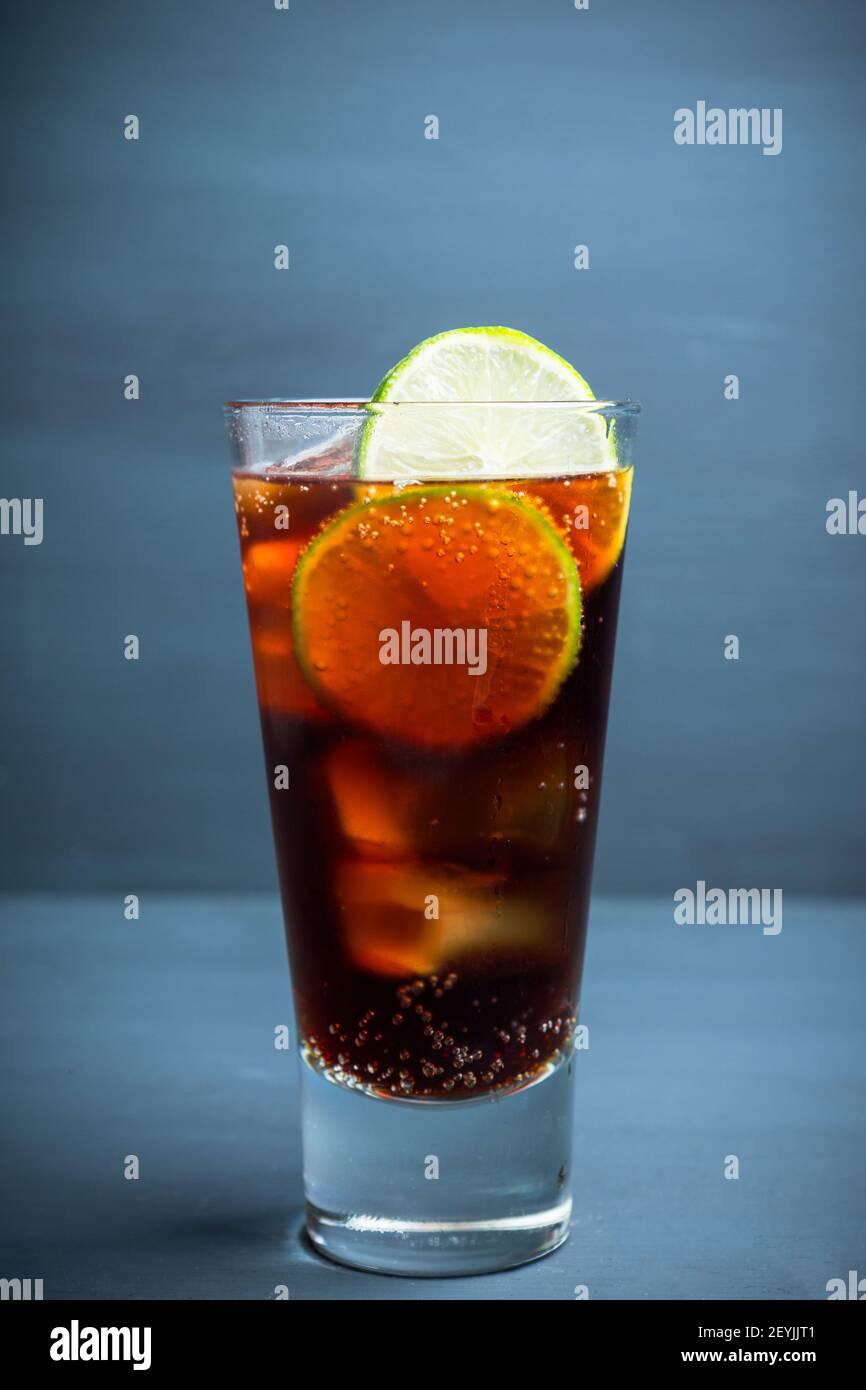 Cuba libre cocktail su sfondo rustico. Messa a fuoco selettiva. Foto Stock