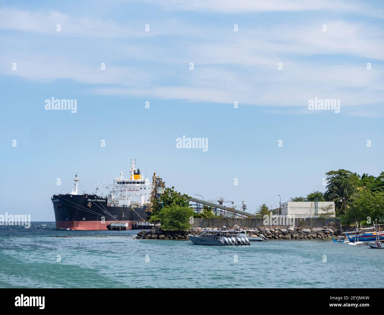 La petroliera Hellas Margarita al porto di pesca del generale Santos City, capitale del tonno le Filippine. Foto Stock