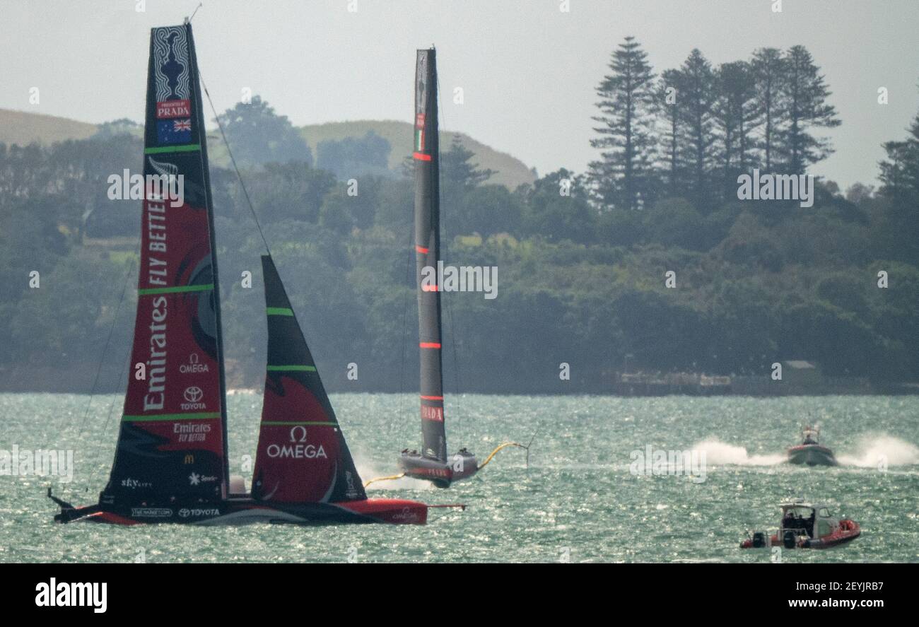 Auckland, Nuova Zelanda, 6 marzo 2021 - il team italiano Luna Rossa Prada Pirelli, co-aiutata da Jimmy Spithill e Francesco Bruni, e il te Rehutia del team Emirates in Nuova Zelanda, seguito da Peter Burling, passano da vicino a ciascuno dalle loro imbarcazioni di supporto, mentre entrambe le squadre si allenano separatamente sul Waitemata Harbour di Auckland. Le due squadre disputeranno la 36a America's Cup a partire dal 10 marzo. Credit: Rob Taggart/Alamy Live News Foto Stock