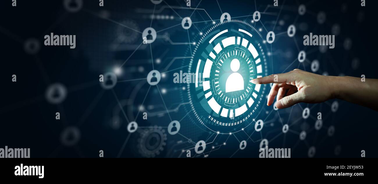 Uomo d'affari che tocca lo schermo virtuale delle risorse umane - HR - direzione. Concetto di business HR Recruitment. Foto Stock