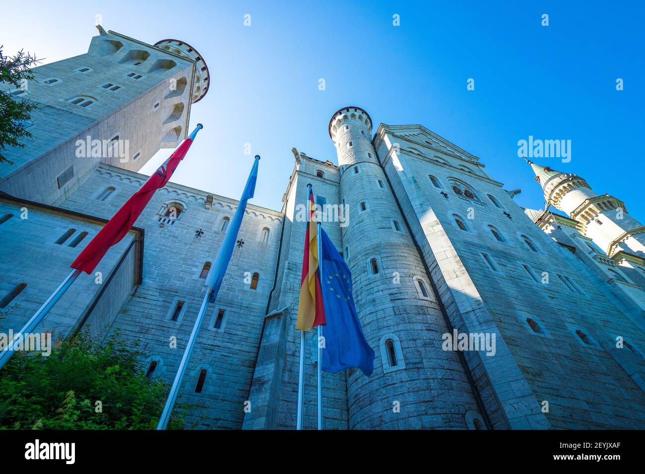 Bella e splendida vista dal basso angolo del famoso castello di Neuschwanstein a Schwangau, Baviera, Germania, Europa Foto Stock
