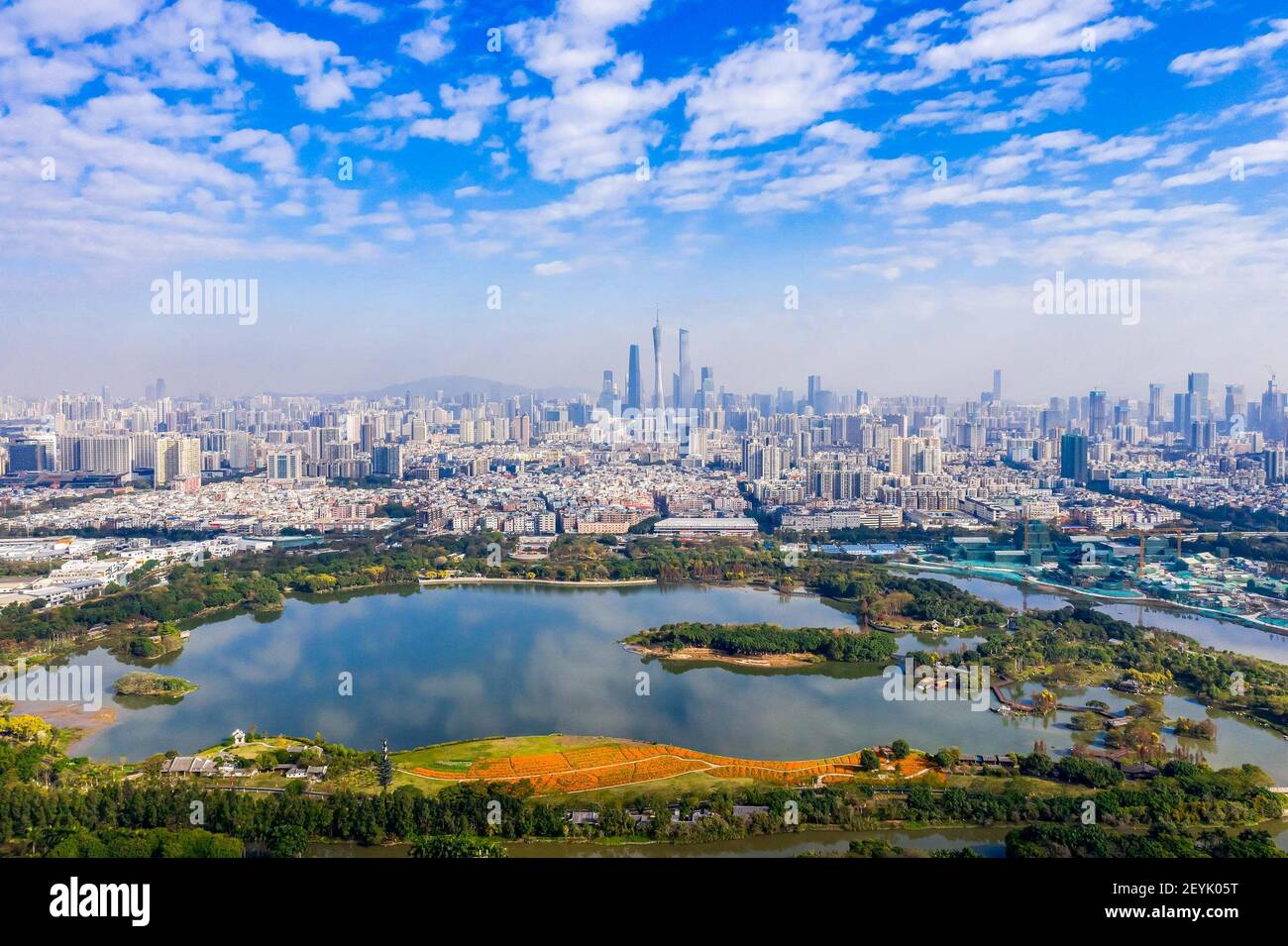 Pechino, Cina. 24 Feb 2020. La foto aerea del 24 febbraio 2020 mostra la zona umida di Haizhu e la Torre Cantone in lontananza a Guangzhou, capitale della provincia del Guangdong della Cina meridionale. Credit: Xie Huiqiang/Xinhua/Alamy Live News Foto Stock