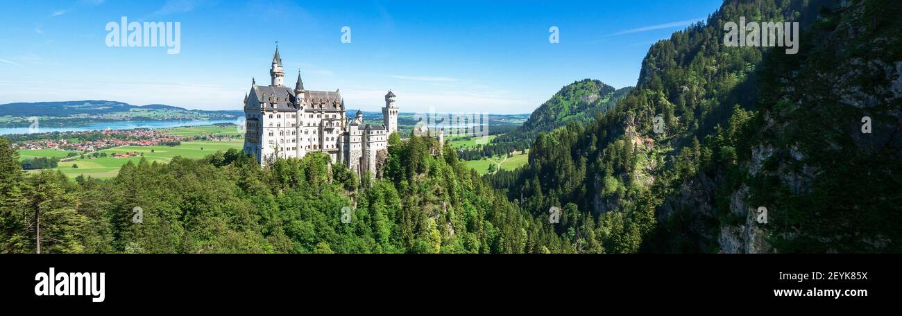 Vista del famoso e sorprendente Castello di Neuschwanstein, Baviera, Germania, visto dal Marienbrücke (Ponte di Maria), un ponte pedonale costruito su una scogliera Foto Stock