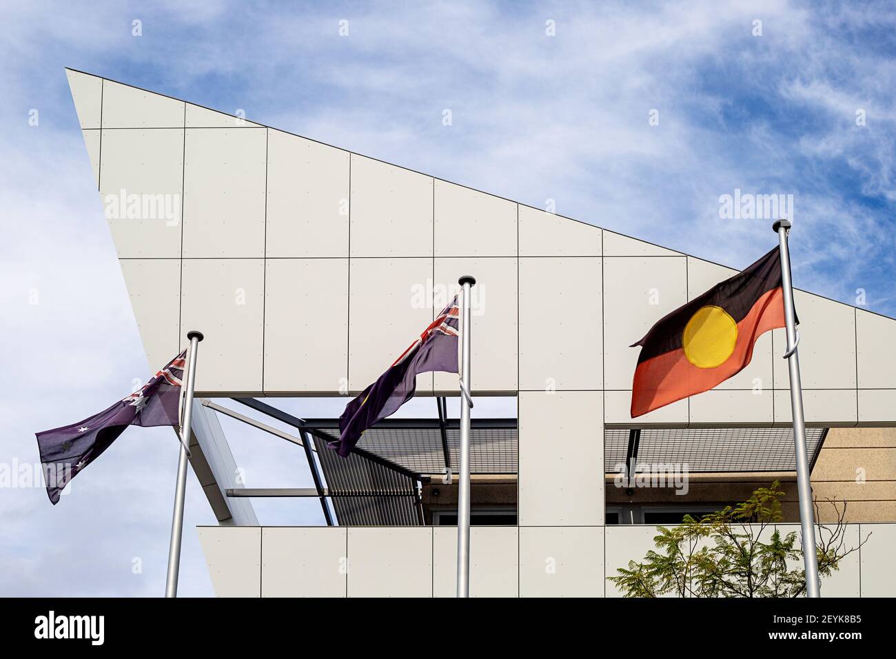 Tre bandiere che volano al centro civico della città di Melville. Bandiera australiana, bandiera dell'Australia occidentale e bandiera aborigena Foto Stock