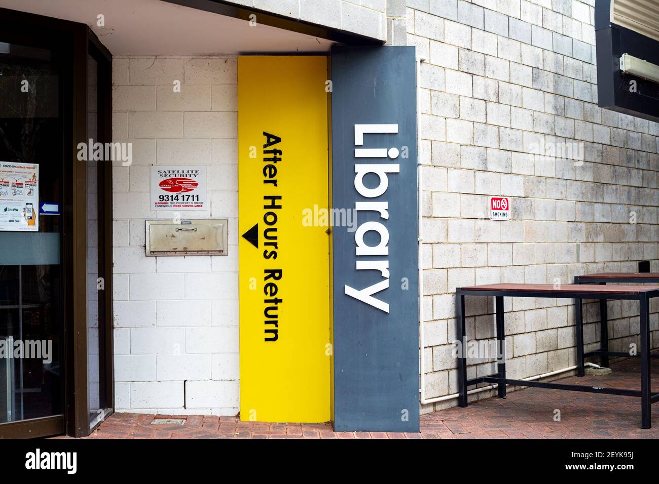 Dopo l'orario di chiusura, torna alla Civic Square Library nella città di Melville, Australia Foto Stock