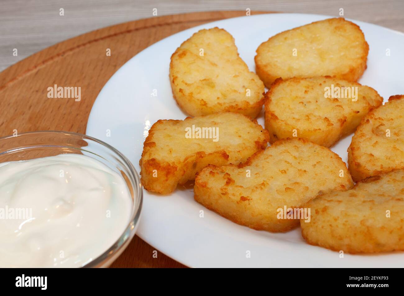 Frittelle di patate al forno con salsa di panna acida. Foto Stock