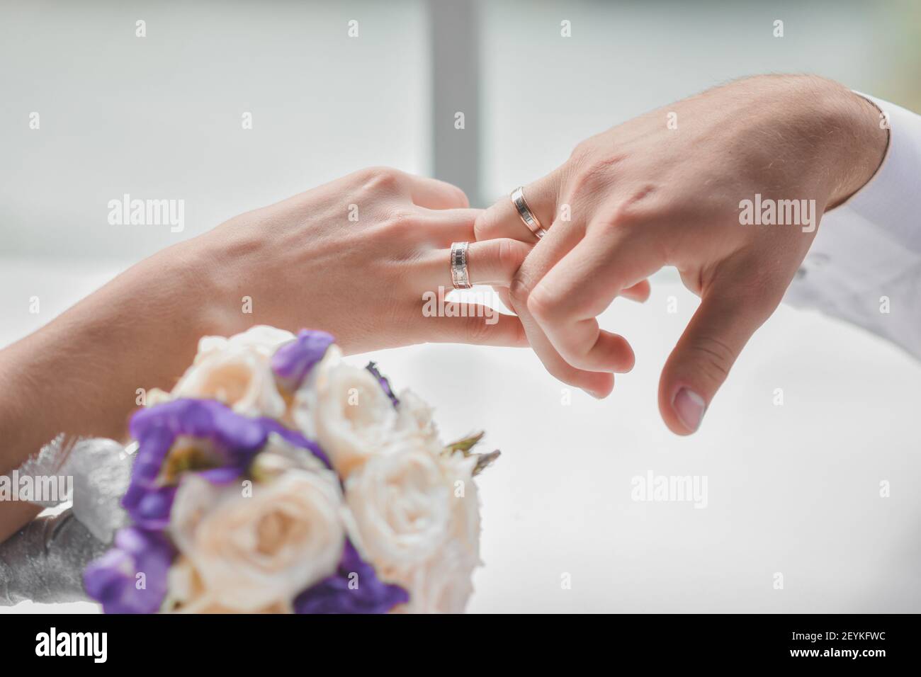 Una donna e un uomo si tengono le mani l'una dell'altra. Nelle mani di un anello di innesto. Foto Stock