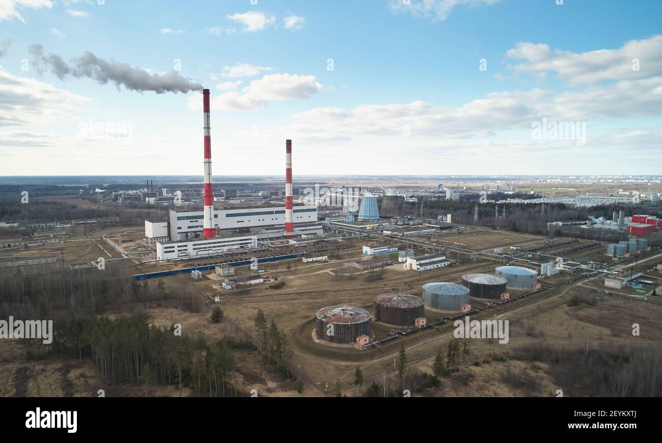 Tema del cambiamento climatico. Inquinamento atmosferico da grandi impianti di fabbrica. Riscaldamento globale Foto Stock