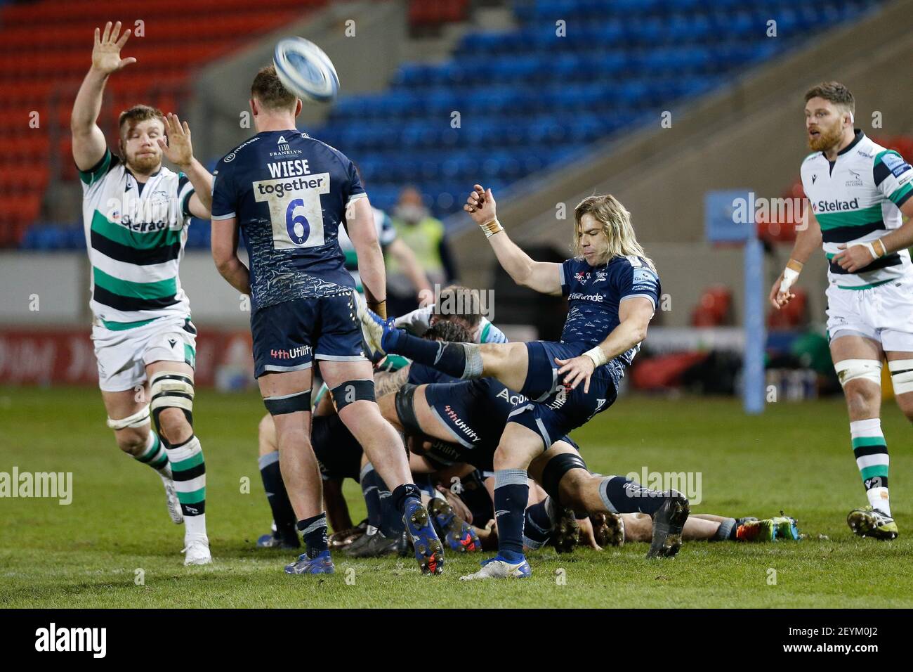 MANCHESTER, REGNO UNITO. 5 MARZO La FAF de Klerk of sale prende il via durante la partita della Gallagher Premiership tra sale Sharks e Newcastle Falcons all'AJ Bell Stadium, Eccles, venerdì 5 marzo 2021. (Credit: Chris Lishman | MI News ) Foto Stock